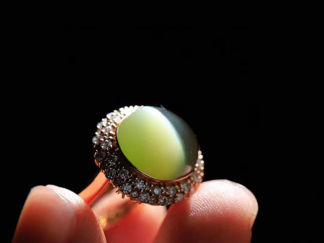 【金镶玉.戒指】

精品和田玉碧玉猫眼18k金戒指 玉质细腻温润 油性十足 ，不论时光如何流转变化，这枚戒指始终闪耀着最初的光芒。精工镶嵌18K金 （保真金 可检测贵金属18K金） 重5.7克 内径17mm尺寸13.7-12.7mm 55361733T