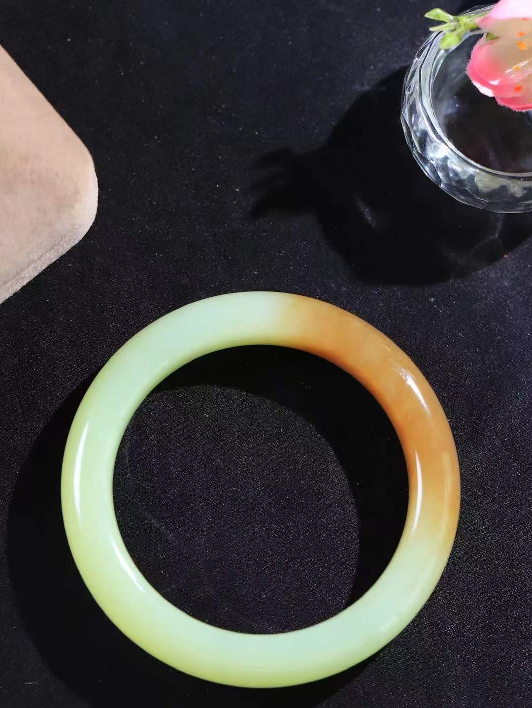 （温柔雅致.手镯）

精品️和田玉黄口带糖手镯。镯型饱满，温润细腻，脂润沁香。️执一卷书，沏一盏茶，着一袭裙，戴一只镯。淡淡浅笺，素心若兰，静赏玉中诗画。悠悠岁月，芊手轻摘，盛满诗样芳华。重53.5克   尺寸53-12-9.3mm    FDL-66361633