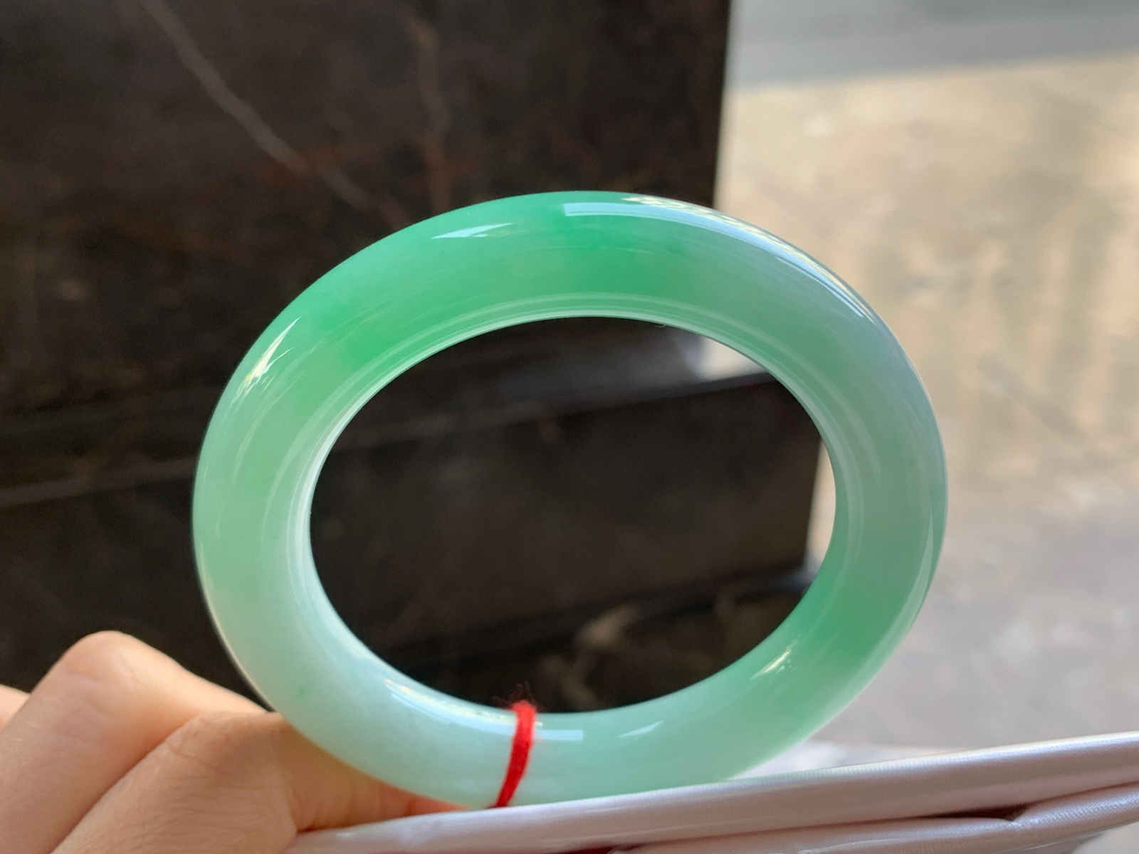 56-11.2

阳绿色圆条手镯^_^色阳