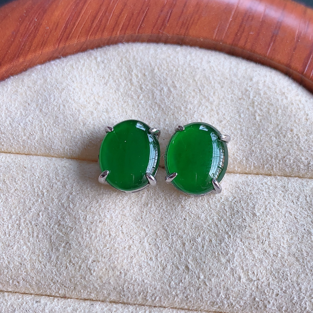 冰润满绿翡翠925银镶嵌耳钉，自然光实拍，翠色灵动，颜色漂亮，种老水足，品相佳，佩戴佳品！W815.15  取一整体尺寸：9.8-8-3.8mm  裸石尺寸：9.8-8mm