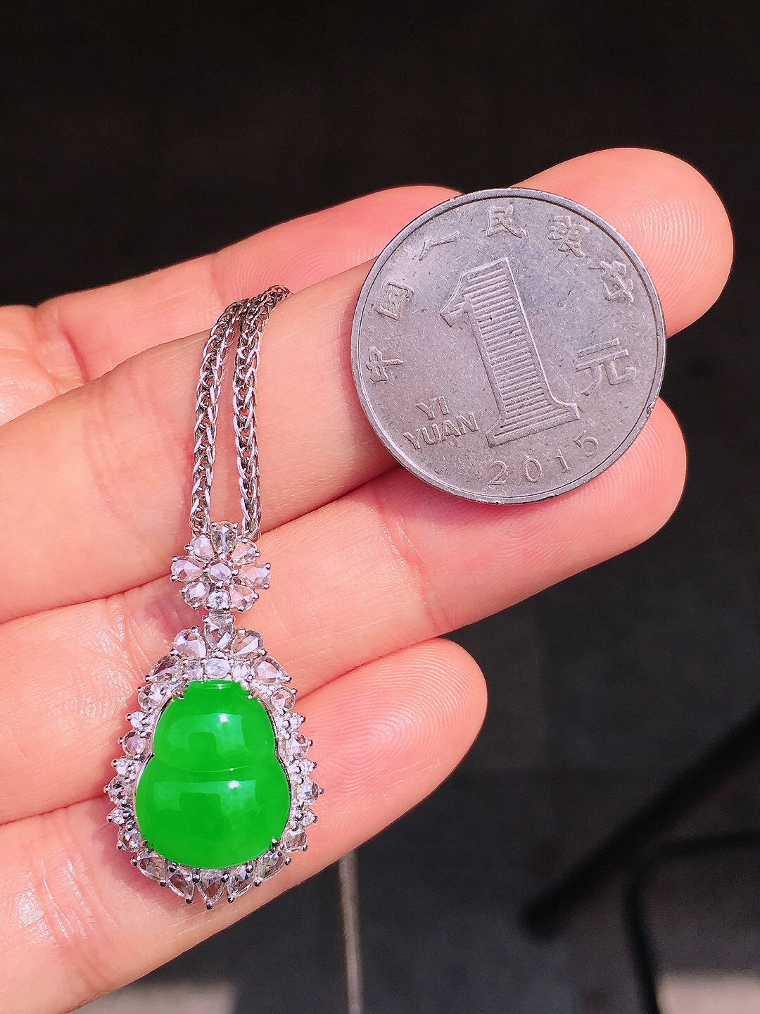 阳绿葫芦吊坠，色泽均匀艳丽，玉质细腻，荧光感超
强，饱满圆润，尽显优雅气质，18k
金豪华镶嵌
