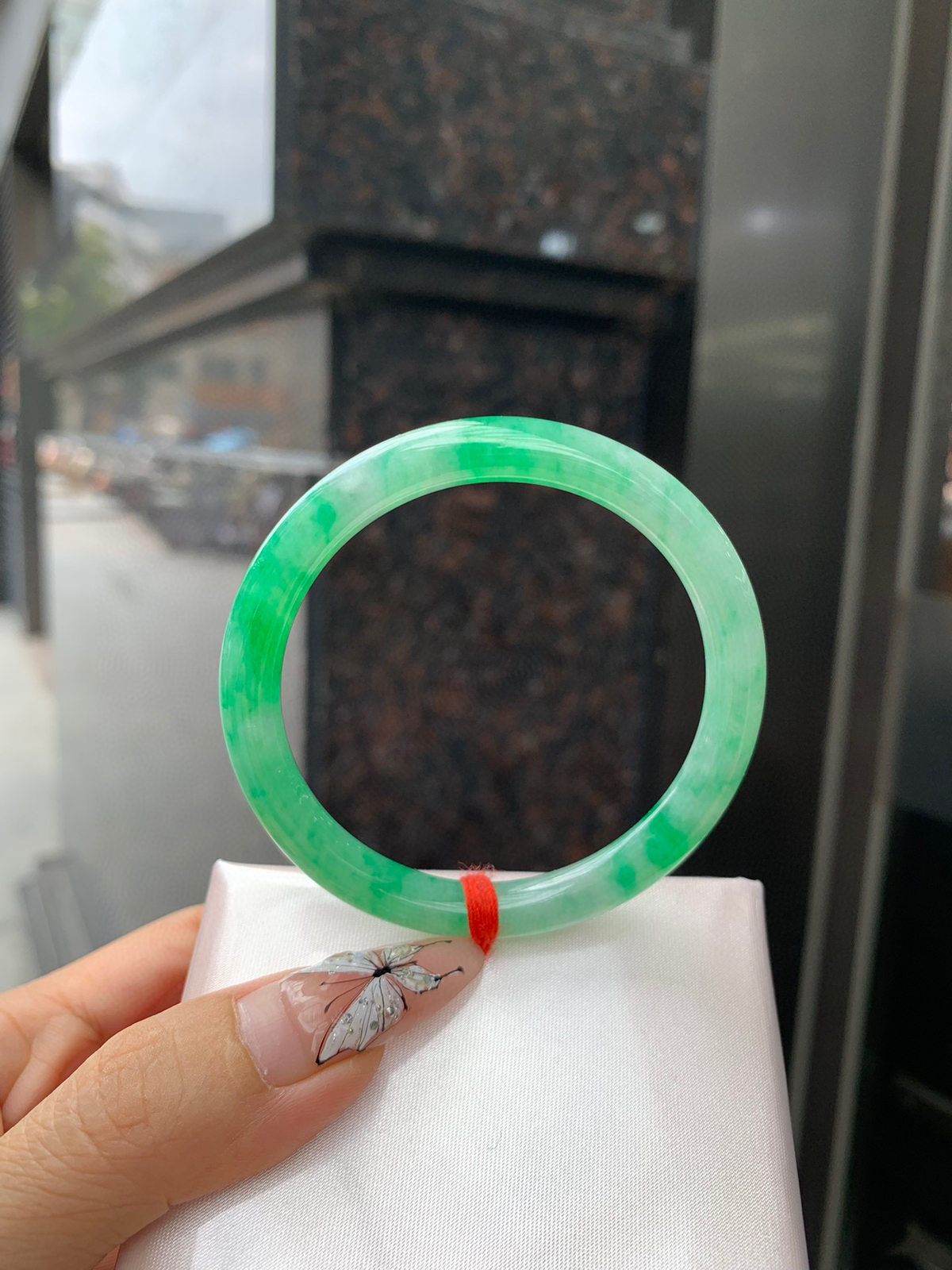 阳绿花美人条（只买断不支持鉴赏）
完美，底妆细腻，满圈阳绿飘花，鲜艳青翠，色泽均匀分布，举手投足之间散发出来的贵气感