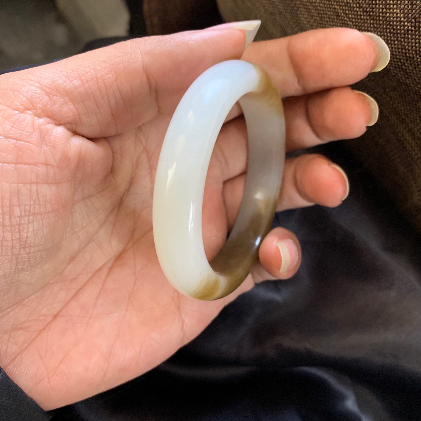 和田玉51.2圈口且末糖料手镯，镯型古朴典雅。在诗情画意的雨巷相遇，你是我腕间的一抹风情，有你眸有深