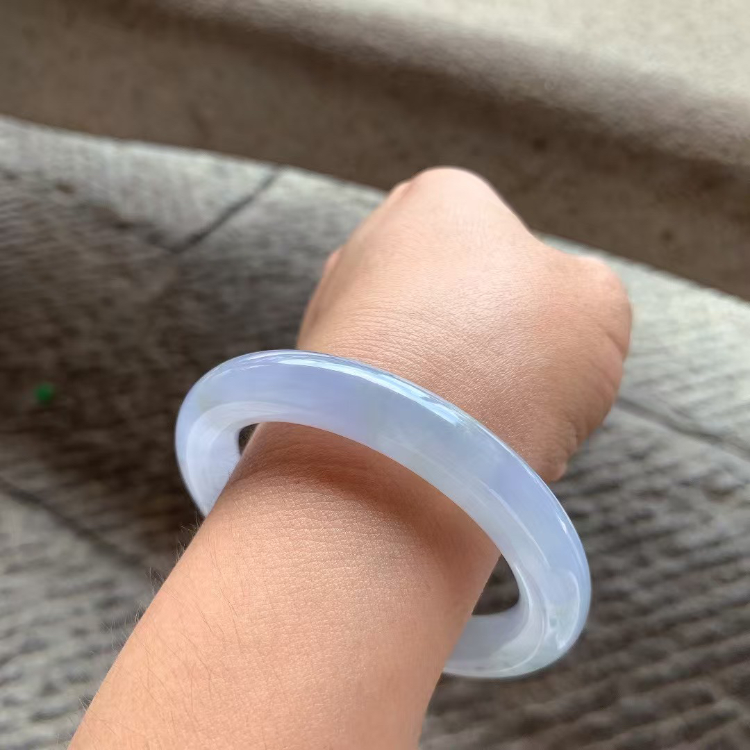 紫罗兰飘花圆条手镯尺寸54*10.5*11 种质细腻，温润柔和，紫色浓郁，花色清新，飘洒金黄翡！