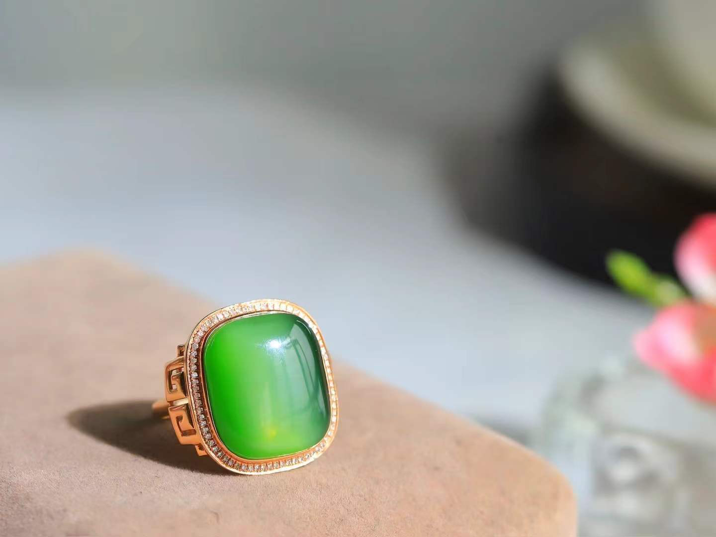 【金镶玉.戒指】

精品和田玉碧玉猫眼18k金戒指 玉质细腻温润 油性十足 ，不论时光如何流转变化，