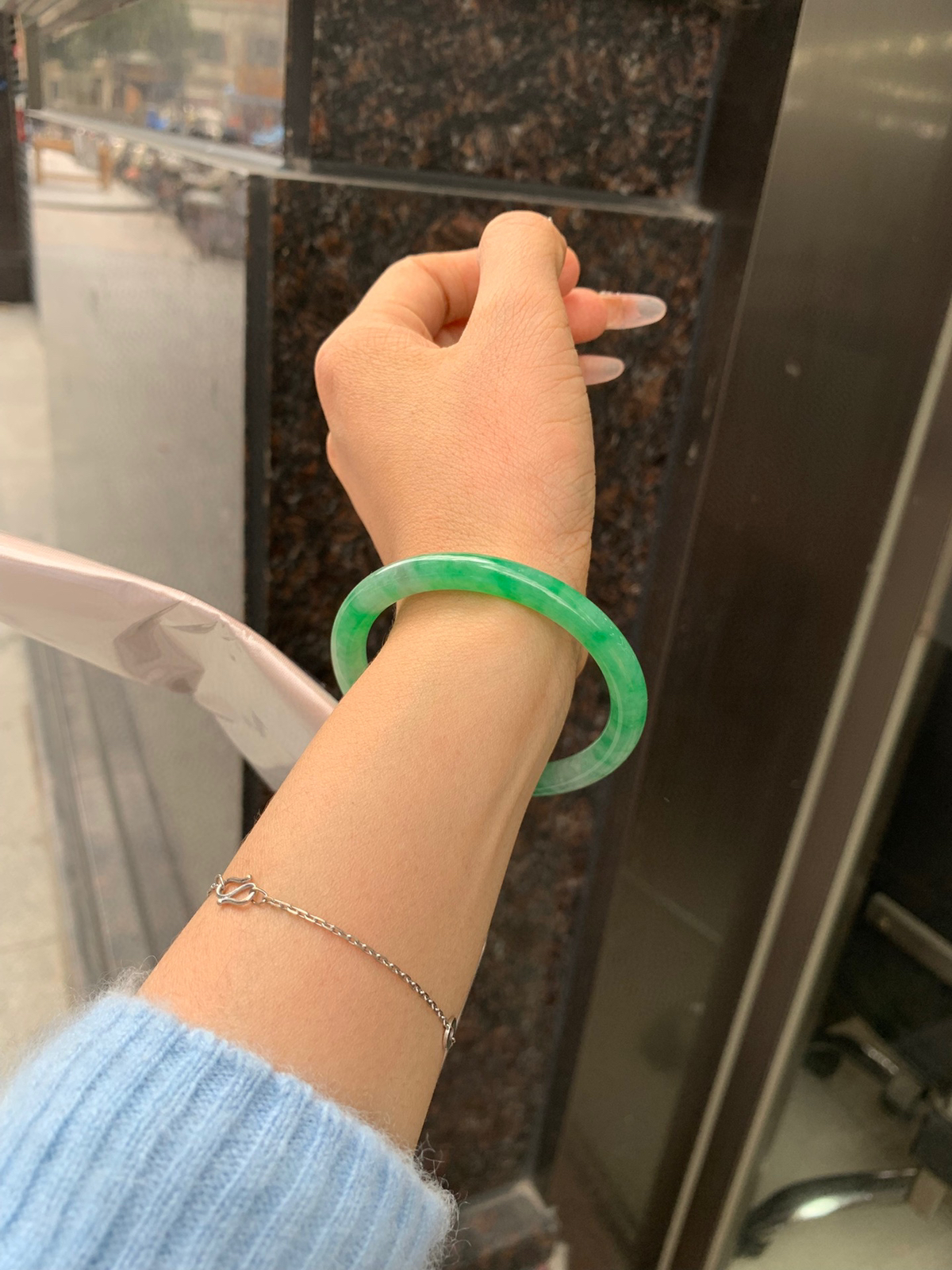 阳绿花美人条（只买断不支持鉴赏）
完美，底妆细腻，满圈阳绿飘花，鲜艳青翠，色泽均匀分布，举手投足之间散发出来的贵气感