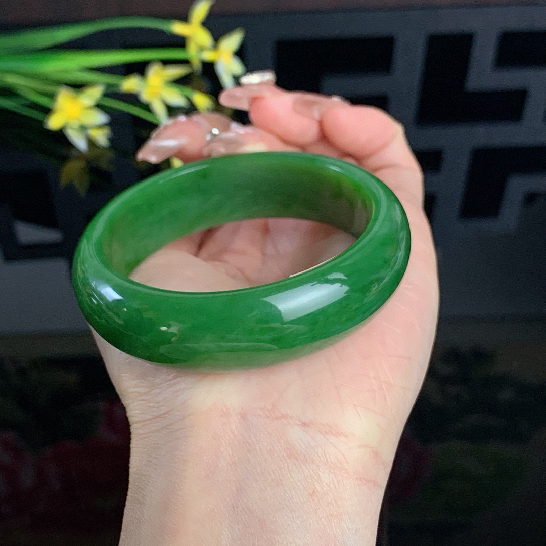 和田玉57.2圈口阳绿色宽版碧玉手镯！玉质细腻油润 底色纯净 无裂无杂 脂粉好，品质高。