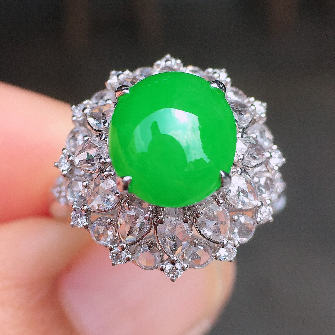 阳绿蛋面戒指，色泽均匀艳丽，玉质细腻，荧光感超
强，饱满圆润，尽显优雅气质，18k
金豪华镶嵌