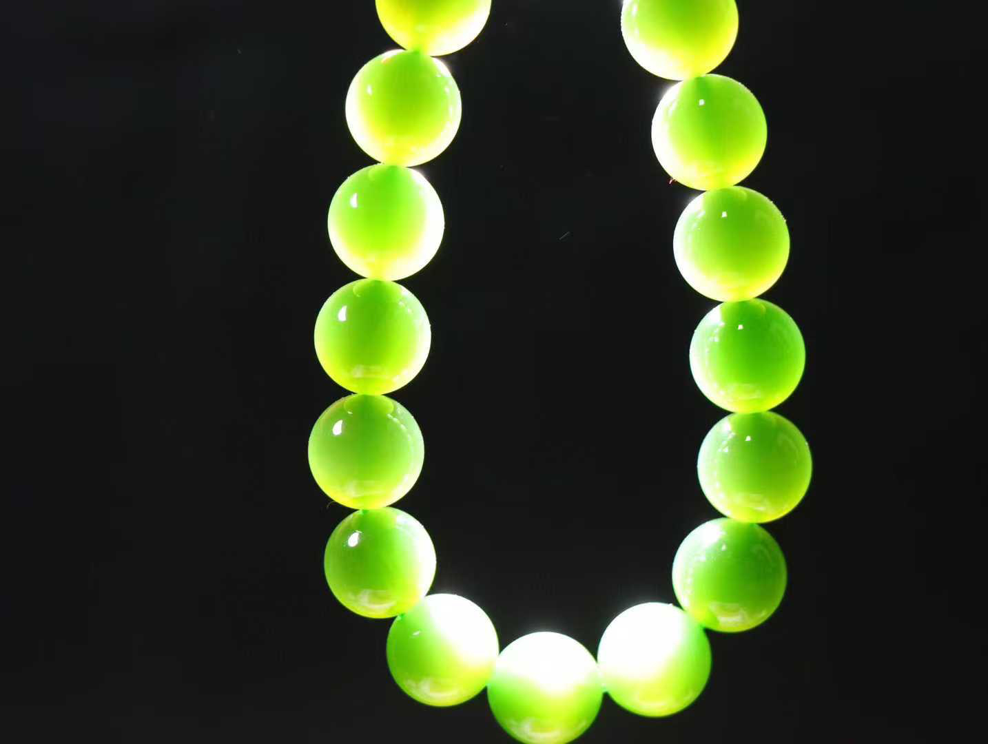 【珠圆玉润】

精品️和田玉碧玉猫眼圆珠手串，天然纯净，玉质细腻，圆润如珠，佩戴于腕间，尽显高贵气质。无论是日常搭配还是重要场合，都是您优雅风范的点睛之笔。
重46.6克  尺寸取一12mm 25821211107O