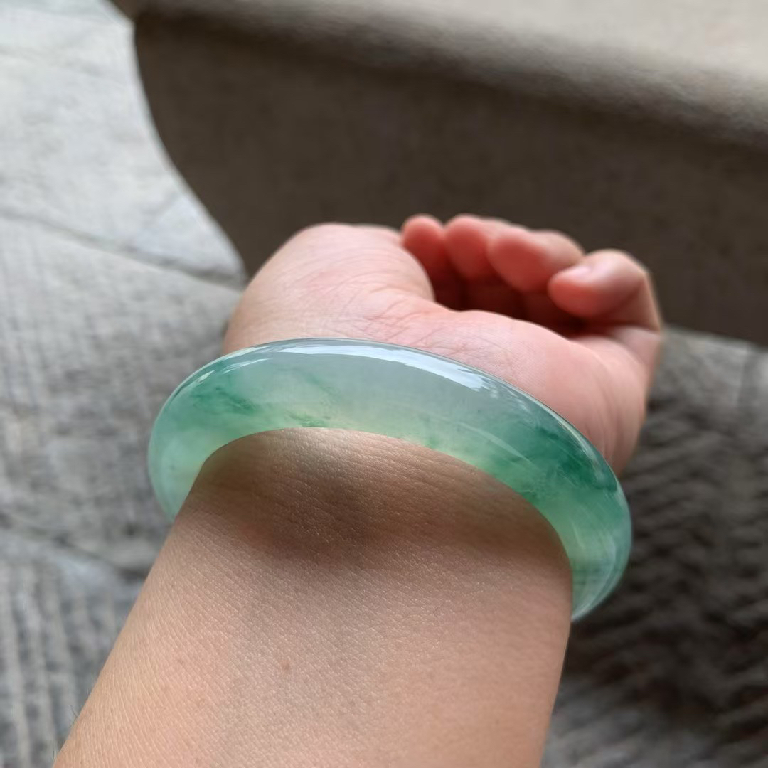 飘绿花正圈手镯尺寸56*11.3*8.8 老种通透，温润柔和，水润光泽，绿花鲜亮，灵动清雅！