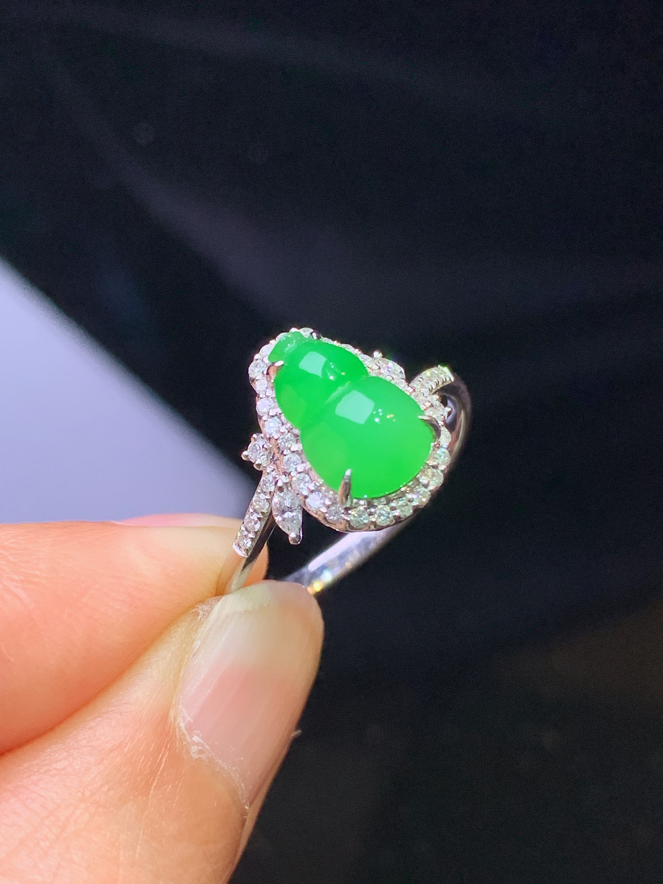 18k金钻镶嵌翠绿葫芦戒指 玉质细腻 色泽艳丽清新 水润亮眼 圈口14 整体尺寸12.2*11.8*7t1