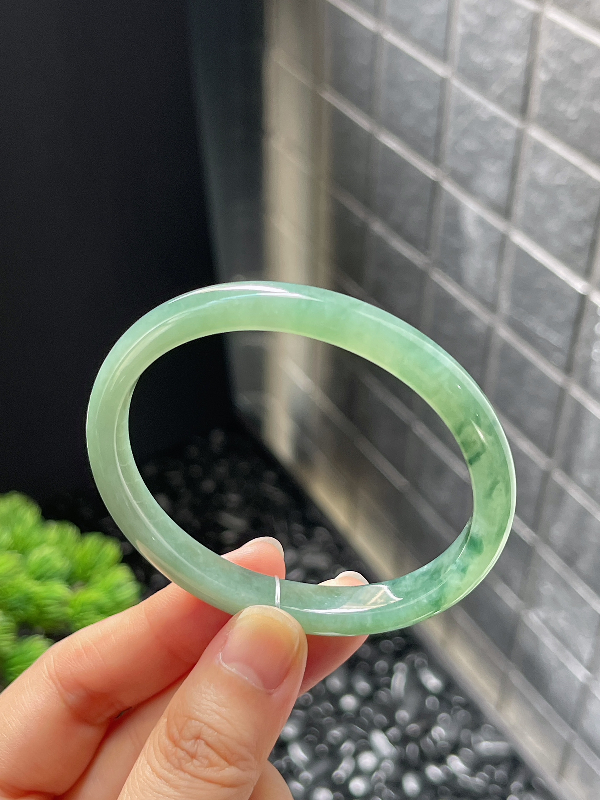 贵妃镯55.1圈口，翡翠糯化种飘绿手镯