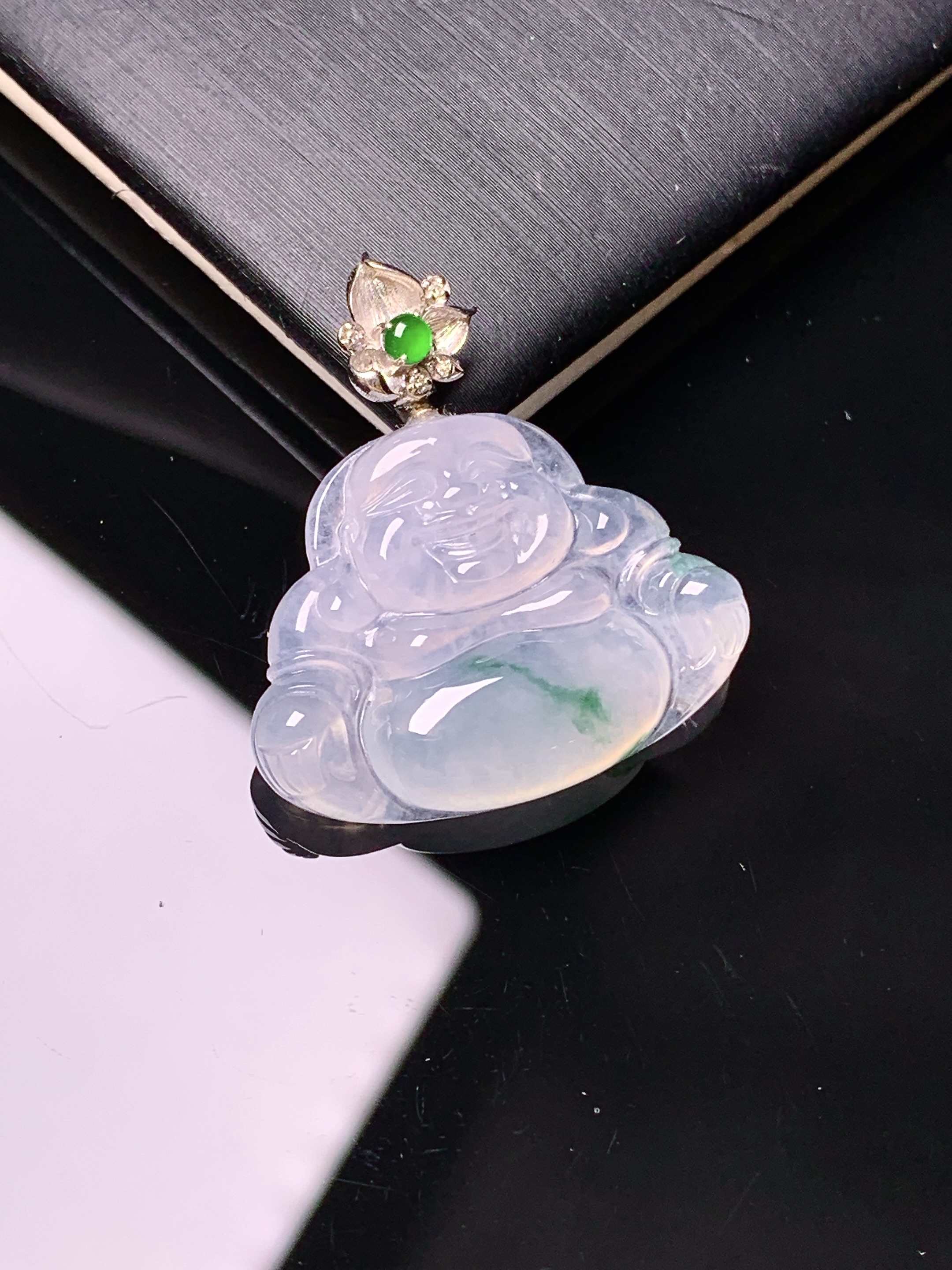 18k金钻镶嵌飘绿佛公吊坠 玉质细腻 色泽艳丽清新 水润亮眼 整体尺寸28.5*26.5*4.8*2