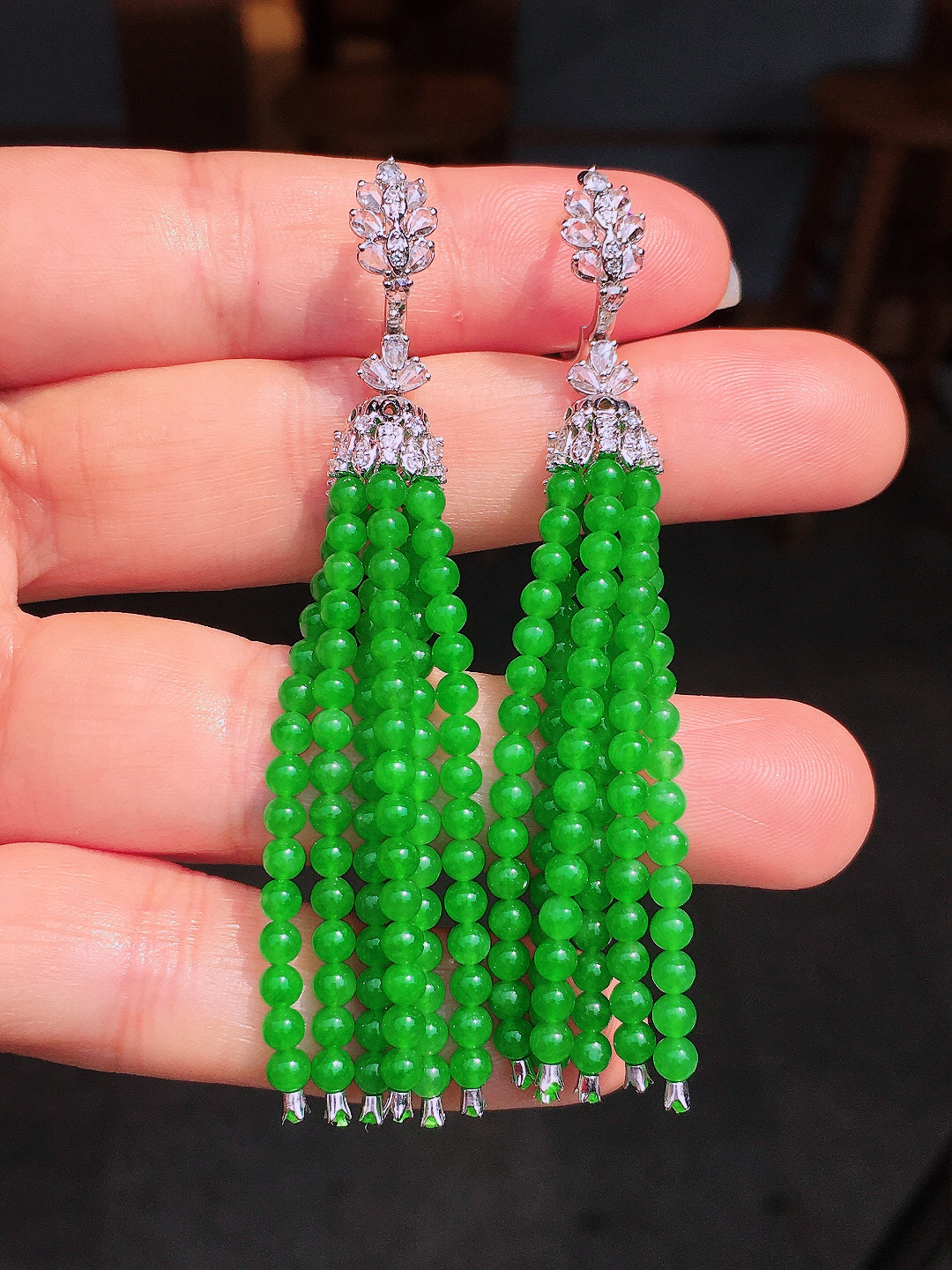 阳绿珠子耳坠，色泽均匀艳丽，玉质细腻，荧光感超
强，饱满圆润，尽显优雅气质，18k
金豪华镶嵌