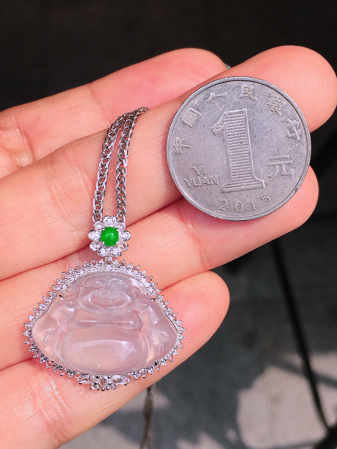 冰种佛公吊坠，玉质细腻，荧光感超
强，饱满圆润，尽显优雅气质，18k
金豪华镶嵌