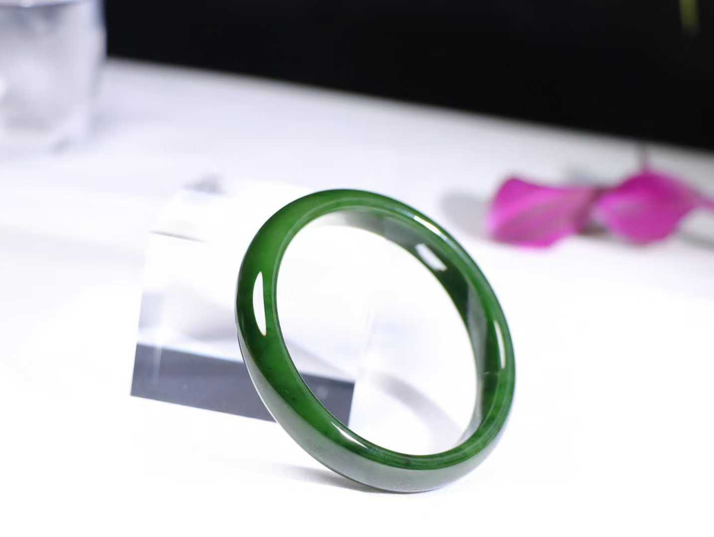 【腕间柔情】

收藏级和田玉碧玉菠菜绿手镯，俄料七号矿 红皮老料，玉质温润细腻 油性十足，色泽匀称，️款式精美时尚，佩戴美观惹眼，美自天成，婉约之美，举手投足间透出那份低调奢华。

重39.1克 圈口57.2mm尺寸57.5-11.5-7mm O18823207130