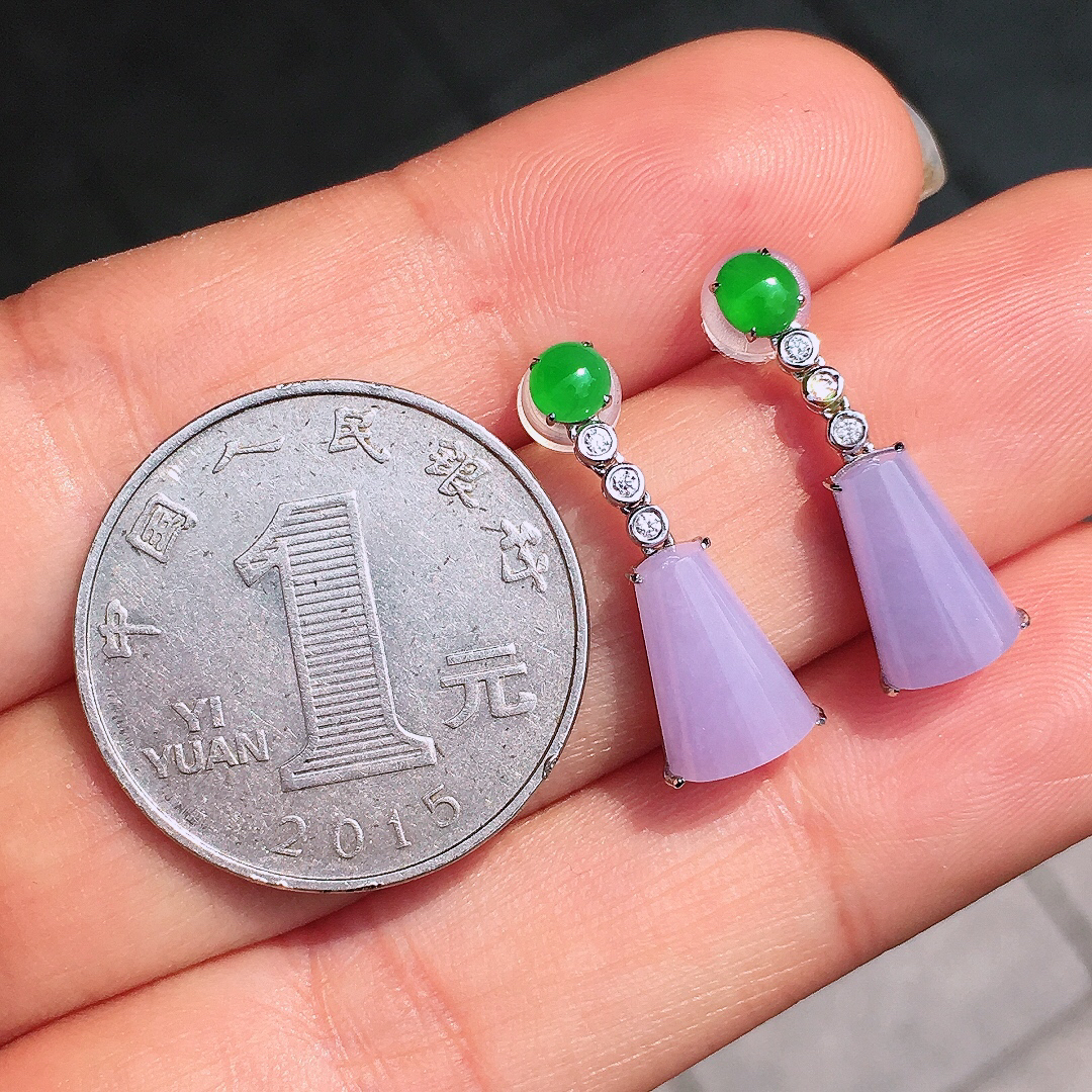 （紫+绿）二合一耳坠，色泽均匀艳丽，玉质细腻，荧光感超
强，饱满圆润，尽显优雅气质，18k
金豪华镶嵌