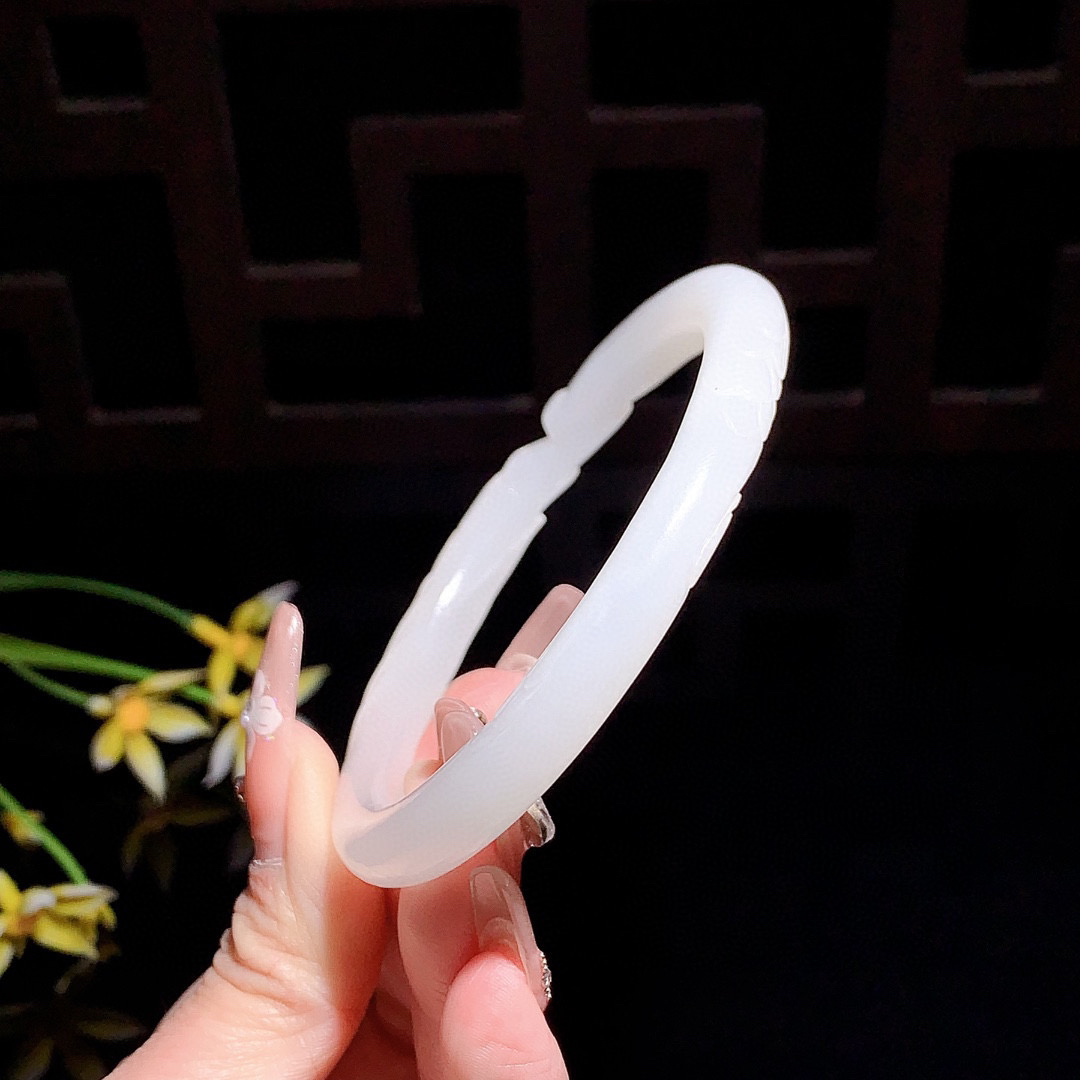 和田玉58.6圈口羊脂白雕花手镯！玉质细腻油润 底色纯净 无裂无杂 脂粉好，品质好