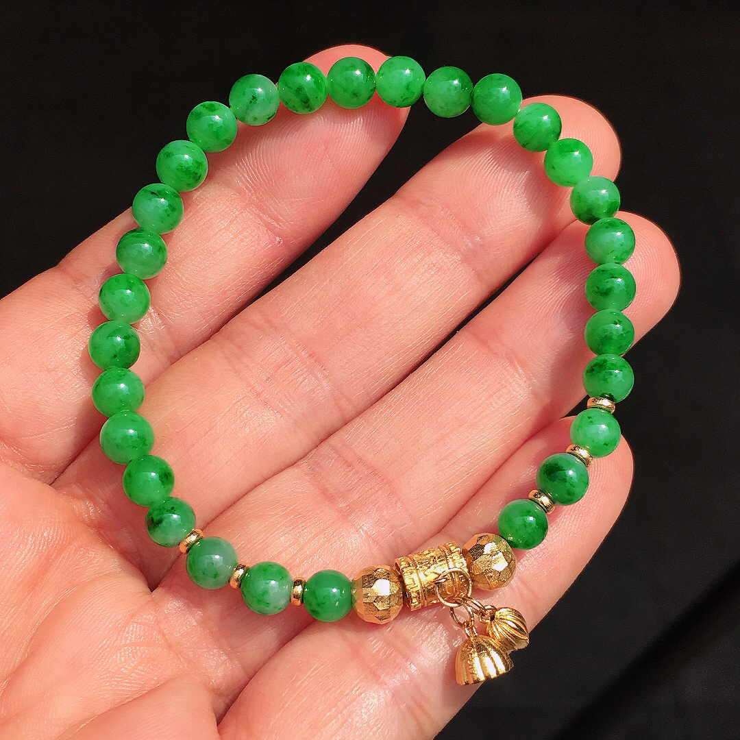 阳绿珠子手串，色泽均匀艳丽，玉质细腻，荧光感超
强，饱满圆润，尽显优雅气质，18k
金豪华镶嵌