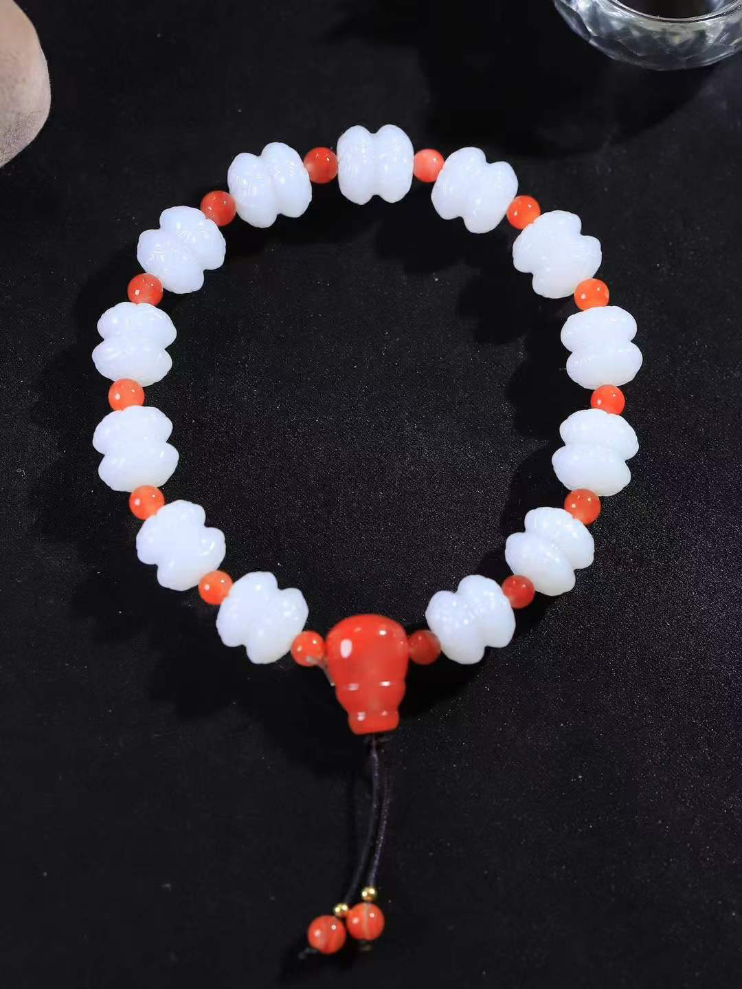 【莲花.手串】

精品和田玉白玉莲花手串，器形优雅，小巧精致，翠色浓郁，玉质细腻油润、手感上佳，颗