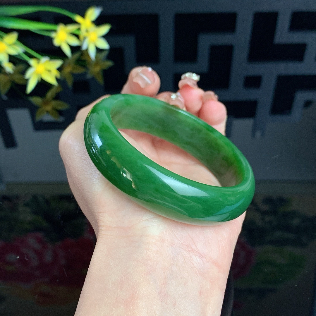 收藏款，和田玉60圈口菠菜绿宽版碧玉手镯！玉质细腻油润 底色纯净 无裂无杂 脂粉好，品质高。