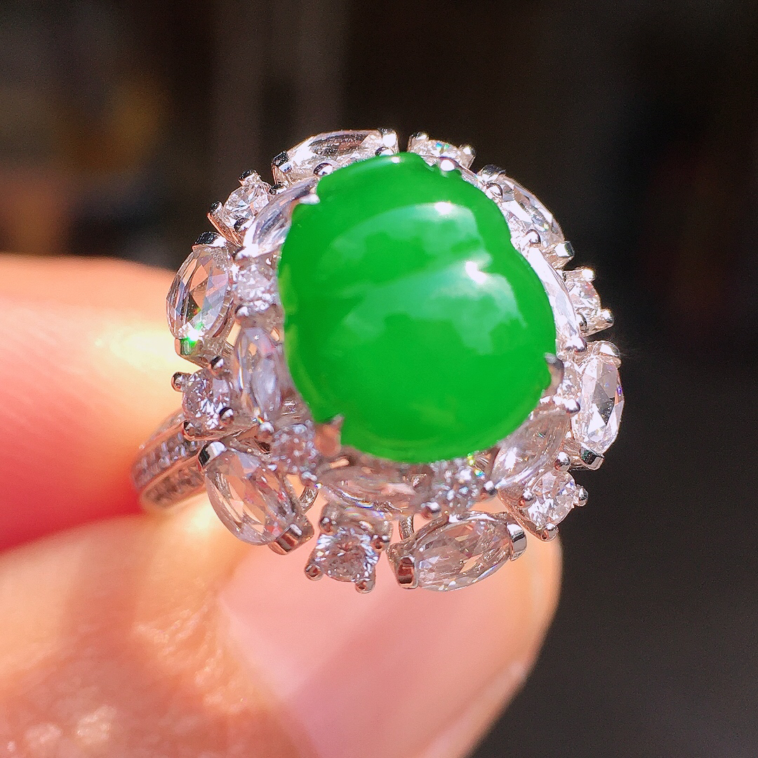 阳绿葫芦戒指，色泽均匀艳丽，玉质细腻，荧光感超
强，饱满圆润，尽显优雅气质，18k
金豪华镶嵌