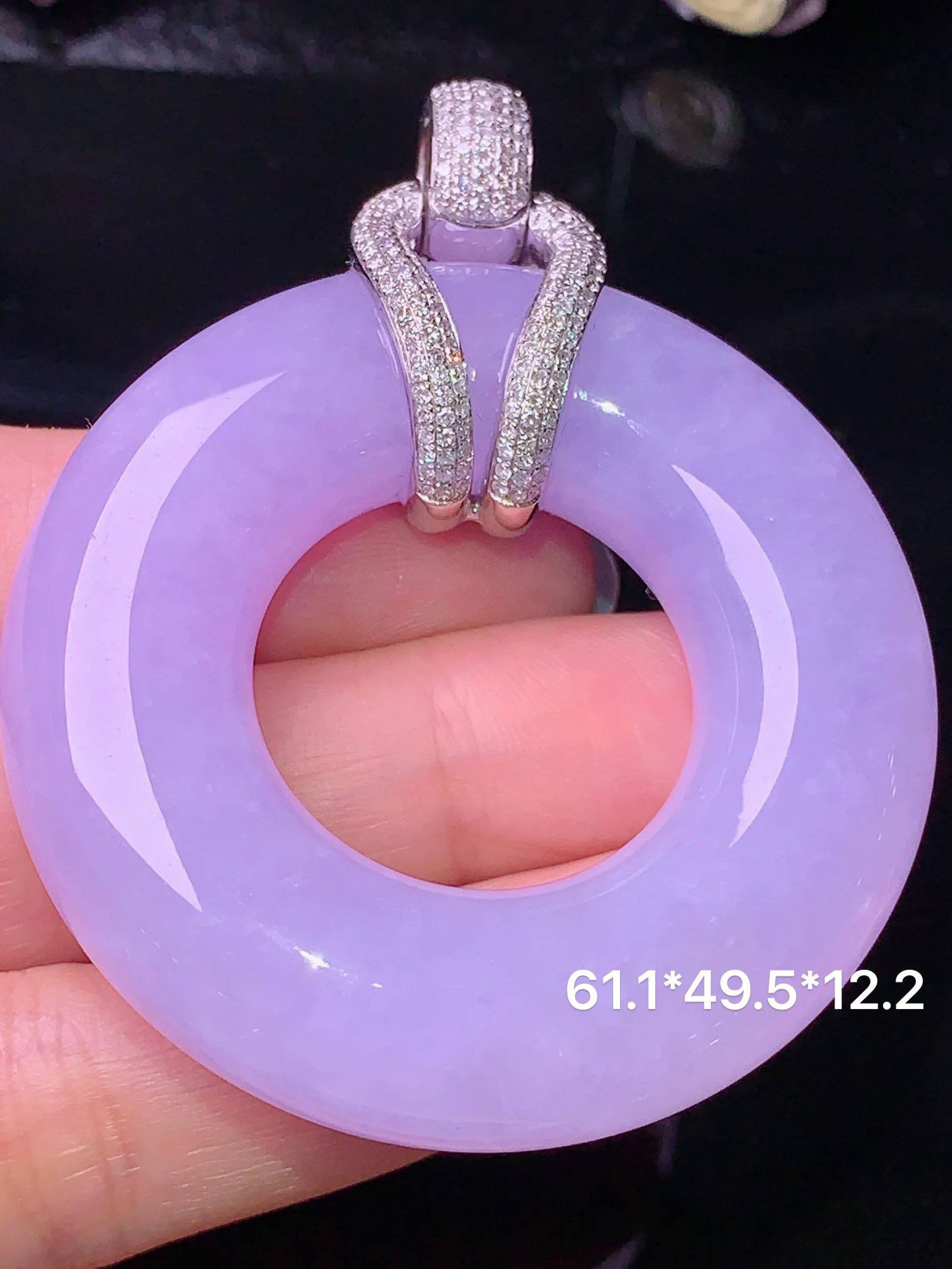 18k金钻镶嵌紫罗兰平安环吊坠 玉质细腻 色泽清新艳丽 整体尺寸61.1*49.5*12.2b1