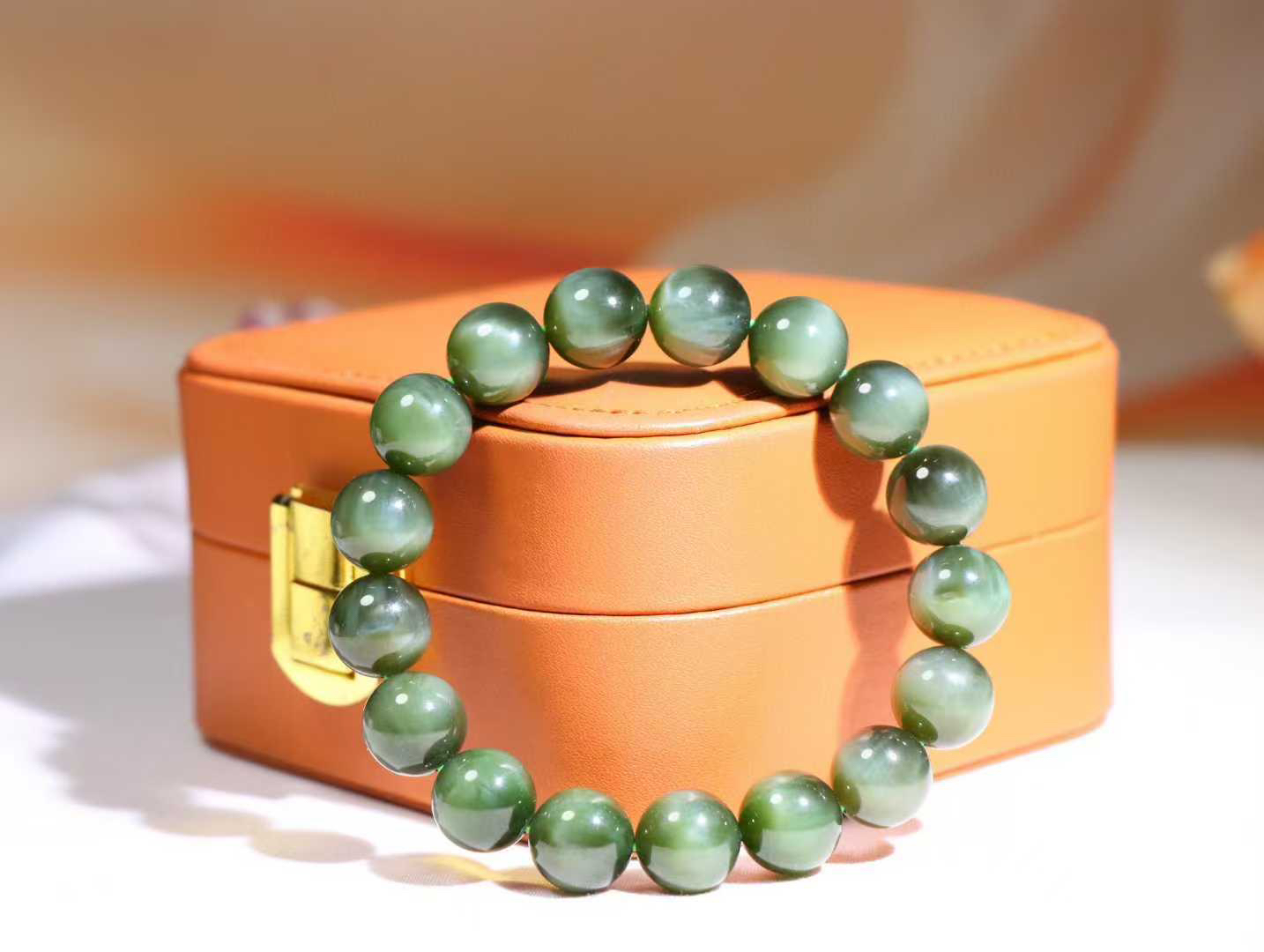 （猫眼手串）

和田玉碧玉猫眼圆珠手串 质地温润灵动 猫眼儿般的光中，有波光潋滟，也有梦幻清韵。行走于市井的喧嚣，相顾不言，便得清欢。

重45.9克 尺寸12.1mm 36823212113O