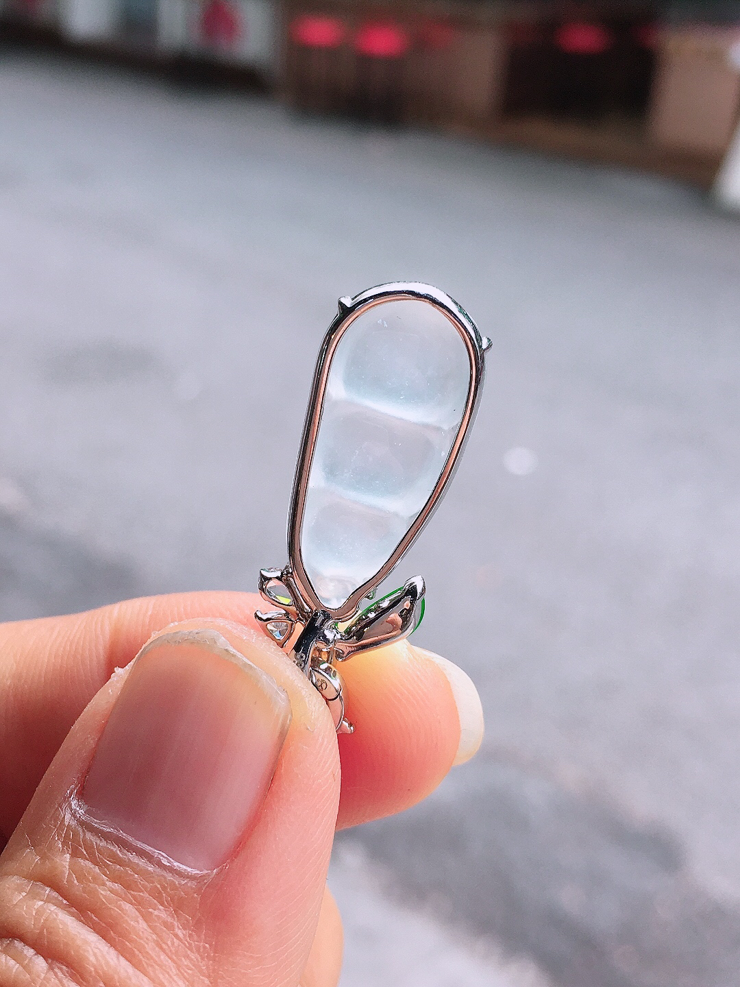 冰种福豆项链，玉质细腻，荧光感超
强，饱满圆润，尽显优雅气质，18k
金豪华镶嵌