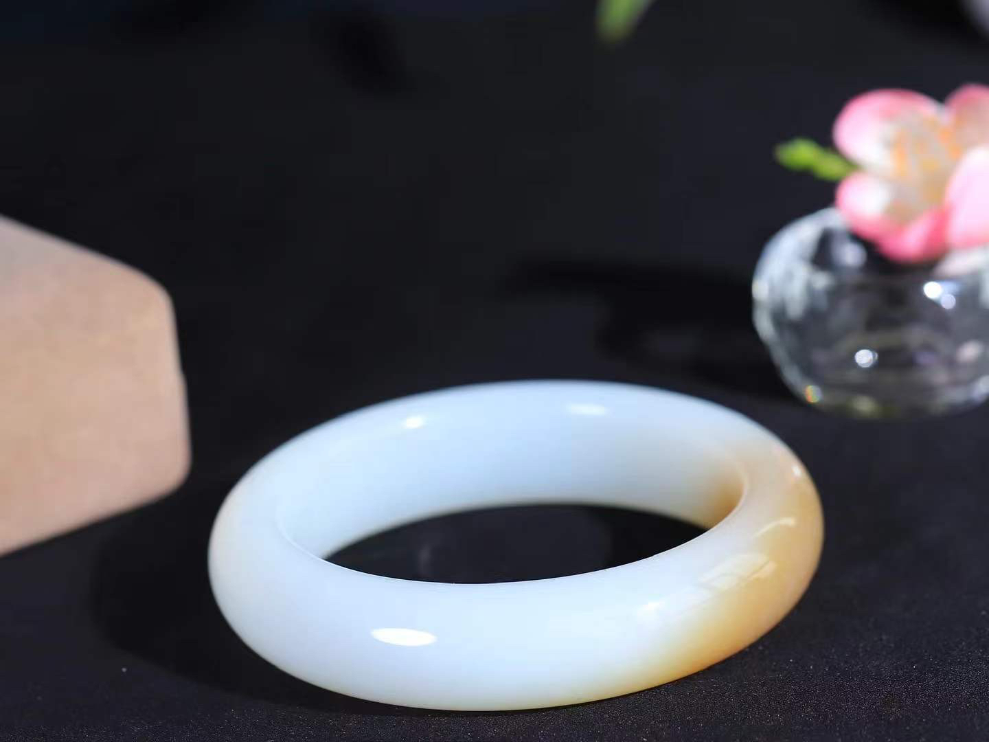 【暖玉生香·手镯】

精品和田玉糖白玉手镯，质地油润细腻，色泽高贵典雅，镯型古朴典雅。在诗情画意的雨巷相遇，你是我腕间的一抹风情，有你眸有深情，清风荡漾湖间静水，我愿俯身低眉，在烟波涟漪处，寻你深情倩影。内径59mm尺寸16.5-10.3mm重89克fDL-18301600