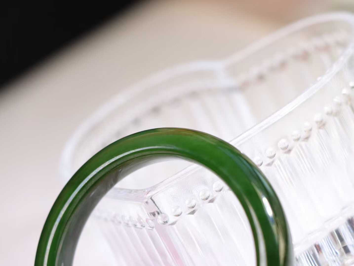 【腕间柔情】

和田玉碧玉菠菜绿手镯，俄料七号矿 红皮老料，玉质温润细腻 油性十足，色泽匀称，️款式精美时尚，佩戴美观惹眼，美自天成，婉约之美，举手投足间透出那份低调奢华。

重45.3克 圈口56.5mm尺寸56.5-11.1-8mm O18823207130