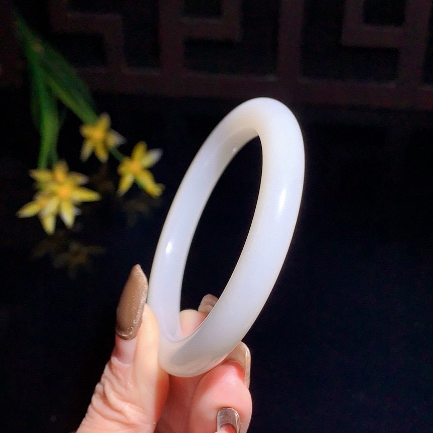 和田玉56.5圈口羊脂白手镯！玉质细腻油润 底色纯净 无裂无杂 脂粉好，品质好！