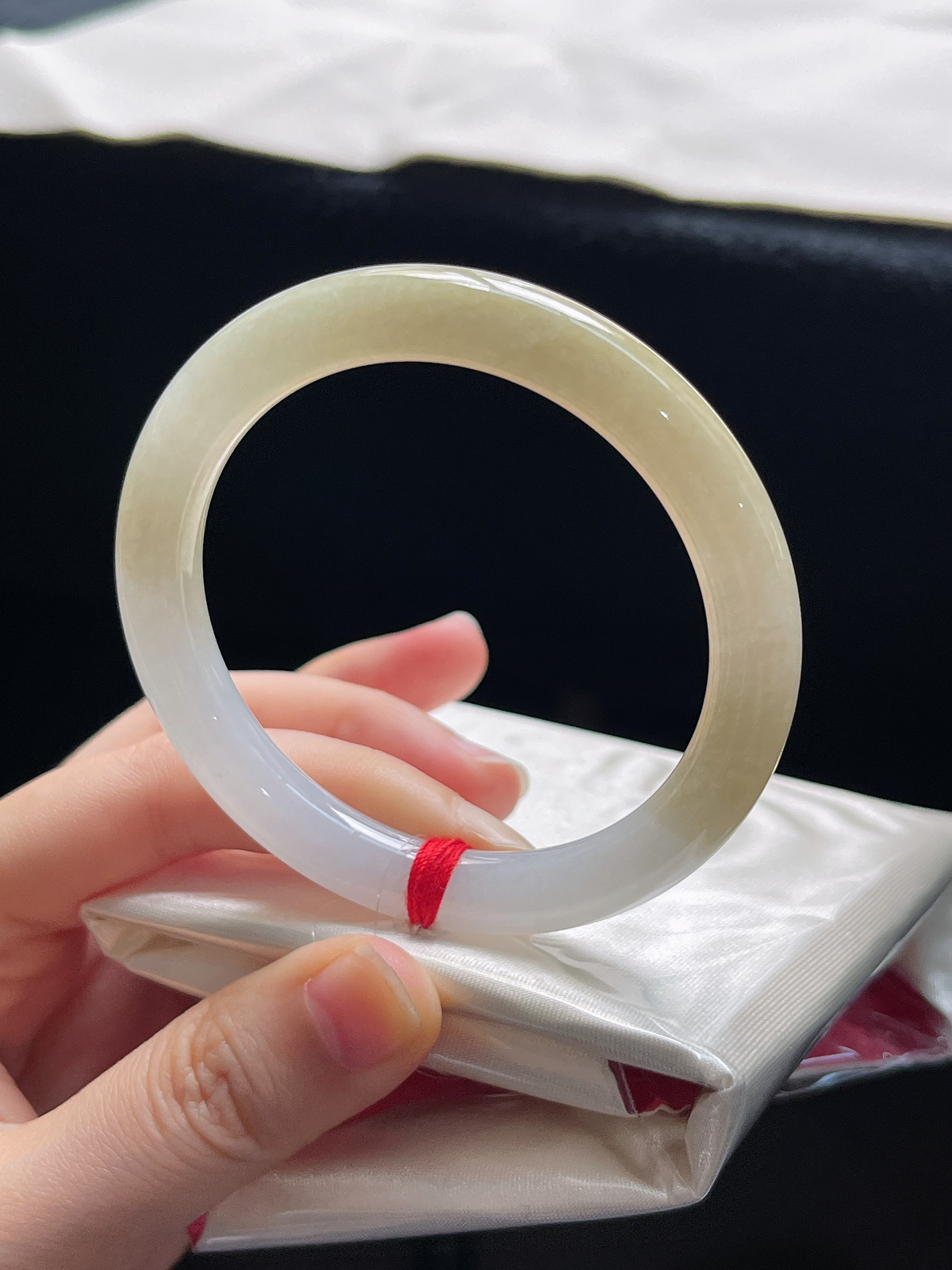 圆镯52.7圈口，翡翠冰糯种黄色手镯