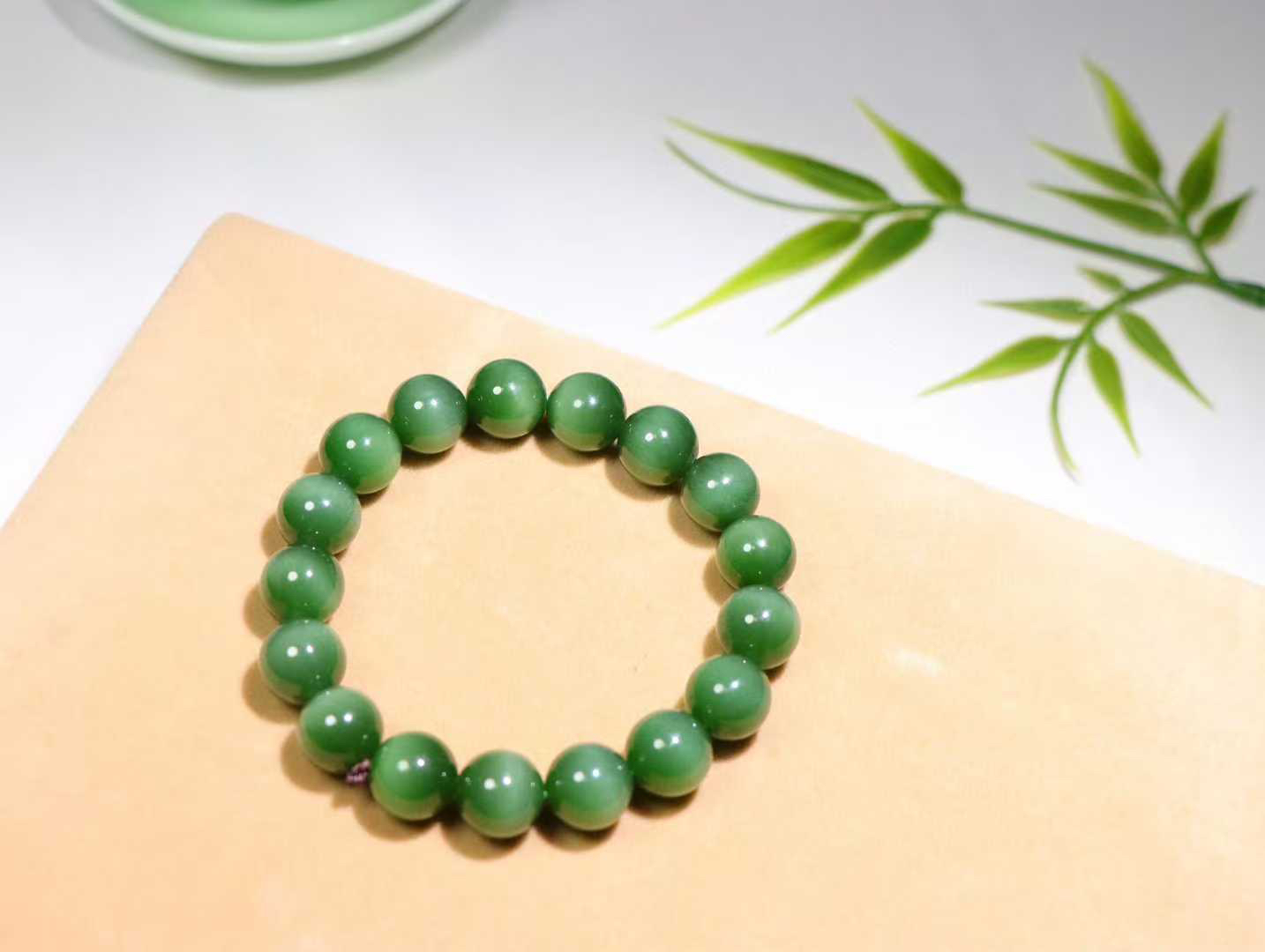 【珠圆玉润】

精品️和田玉碧玉猫眼圆珠手串，天然纯净，玉质细腻，圆润如珠，佩戴于腕间，尽显高贵气质。无论是日常搭配还是重要场合，都是您优雅风范的点睛之笔。
重46.6克  尺寸取一12mm 25821211107O