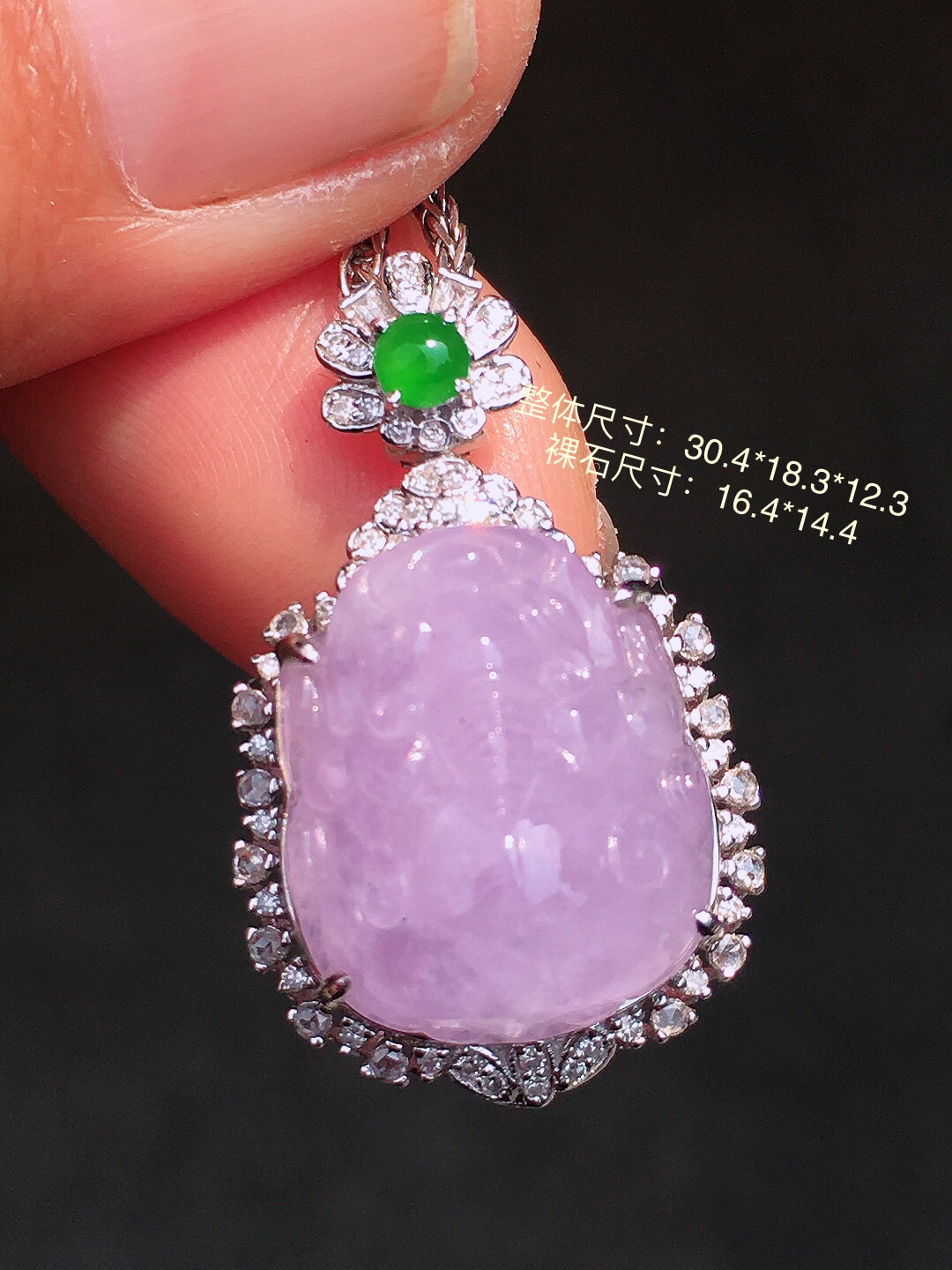 紫罗兰貔貅吊坠，色泽均匀艳丽，玉质细腻，荧光感超
强，饱满圆润，尽显优雅气质，18k
金豪华镶嵌