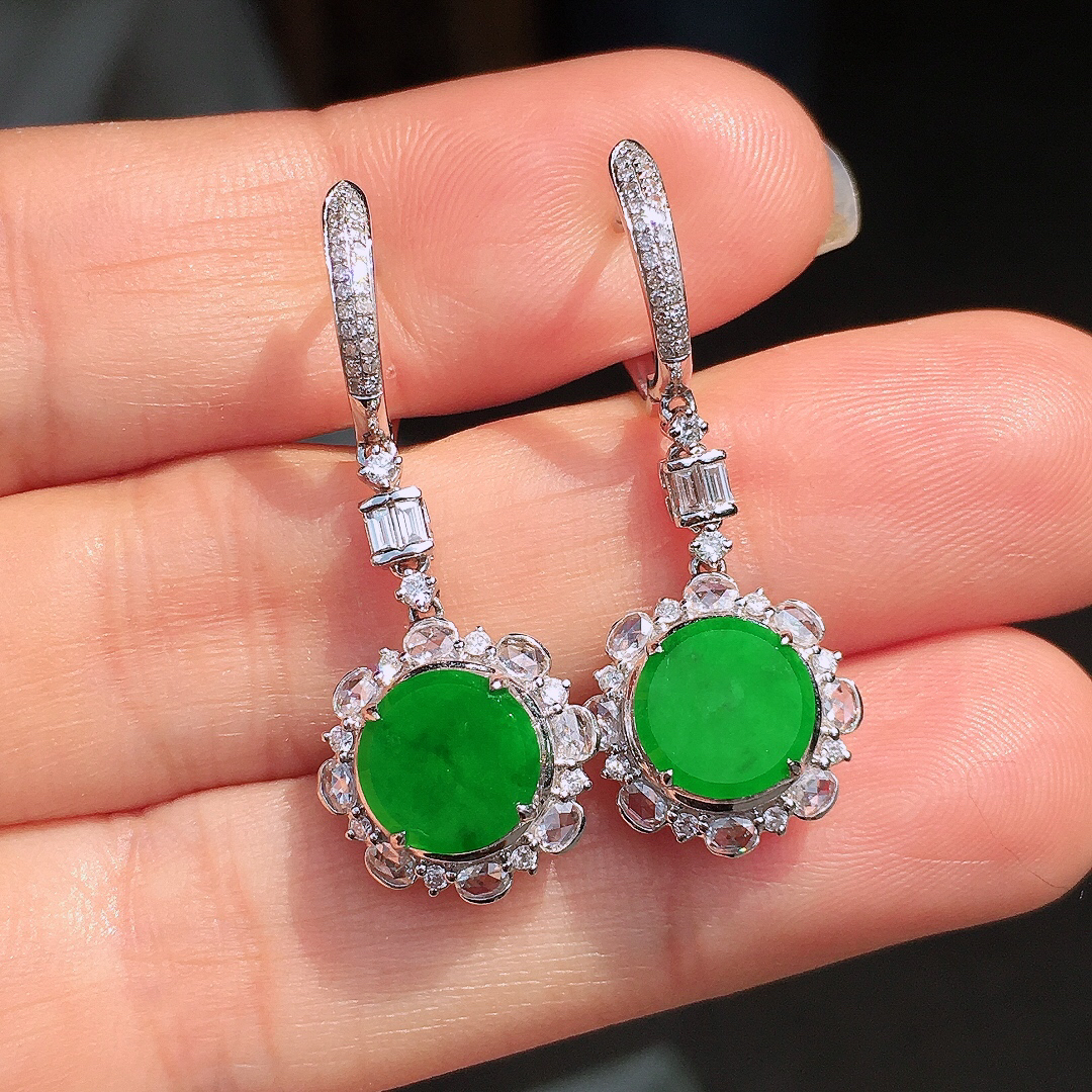 阳绿平安扣耳坠，色泽均匀艳丽，玉质细腻，荧光感超
强，饱满圆润，尽显优雅气质，18k
金豪华镶嵌