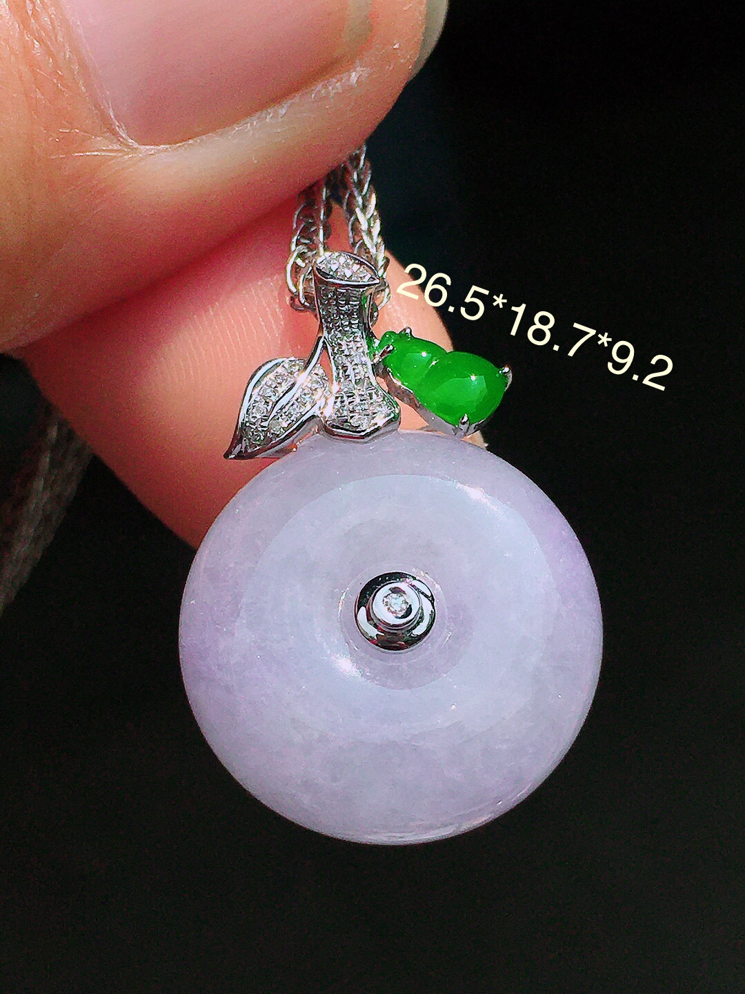 淡紫罗兰平安扣吊坠，色泽均匀艳丽，玉质细腻，荧光感超
强，饱满圆润，尽显优雅气质，18k
金豪华镶嵌