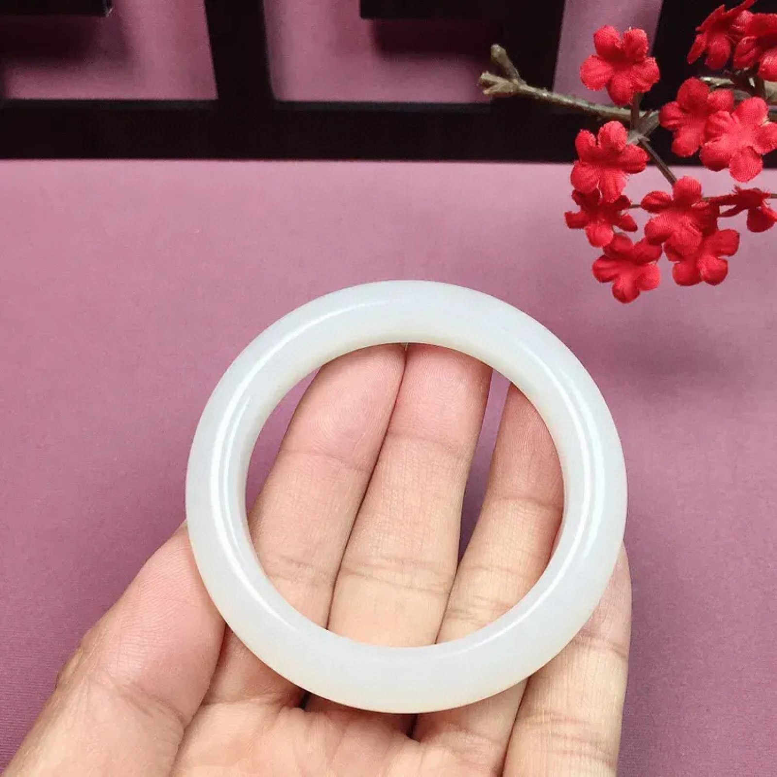 和田玉56.2圈口羊脂白手镯，镯型古朴典雅。基本无结构无水线，在诗情画意的雨巷相遇，你是我腕间的一抹风情，有你眸有深情.清风荡漾湖间静水，我愿俯身低眉，在烟波涟漪处寻你