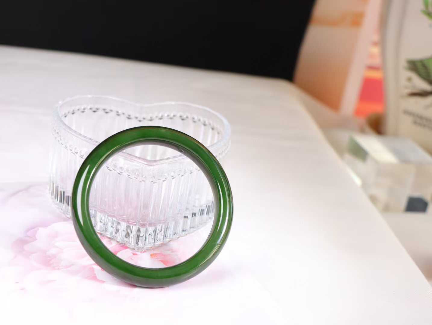 【腕间柔情】

和田玉碧玉菠菜绿手镯，俄料七号矿 红皮老料，玉质温润细腻 油性十足，色泽匀称，️款式精美时尚，佩戴美观惹眼，美自天成，婉约之美，举手投足间透出那份低调奢华。

重45.3克 圈口56.5mm尺寸56.5-11.1-8mm O18823207130