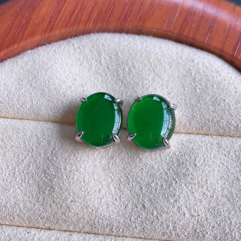 冰润满绿翡翠925银镶嵌耳钉，自然光实拍，翠色灵动，颜色漂亮，种老水足，品相佳，佩戴佳品！W815.