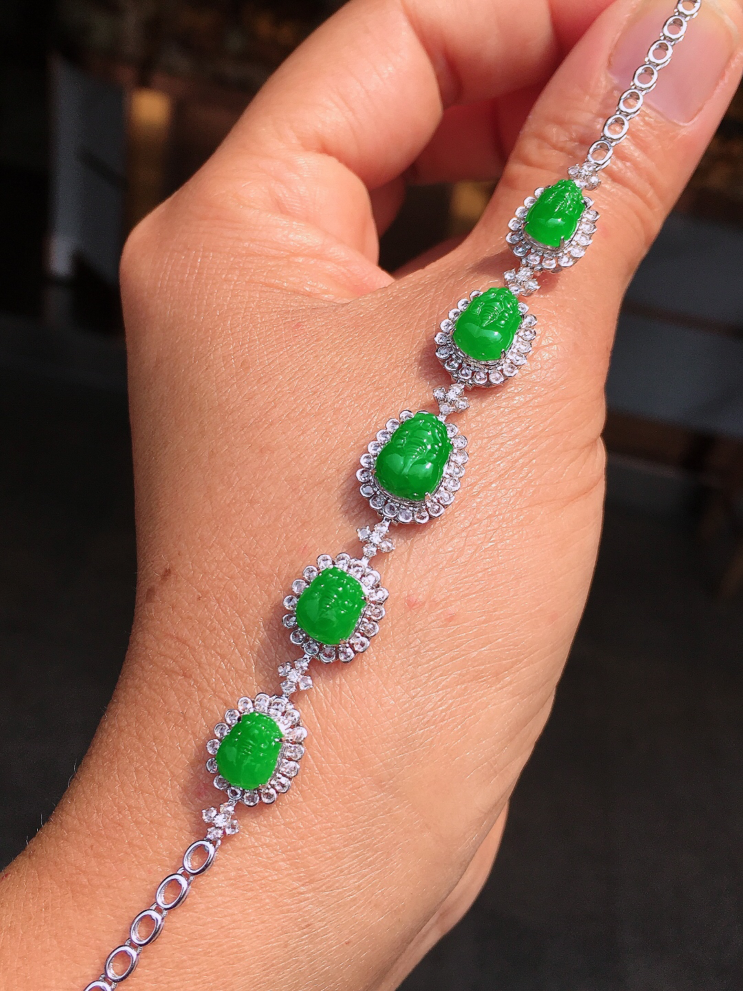 阳绿貔貅手链，色泽均匀艳丽，玉质细腻，荧光感超
强，饱满圆润，尽显优雅气质，18k
金豪华镶嵌