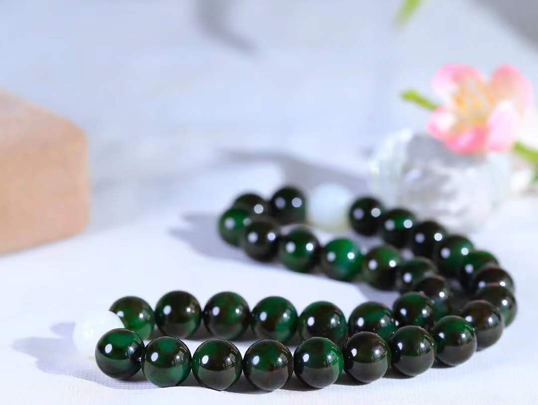 （珠圆玉润.手持)

精品和田玉碧玉圆珠手持 也可多多圈手串，质地温润灵动 有波光潋滟，也有梦幻清