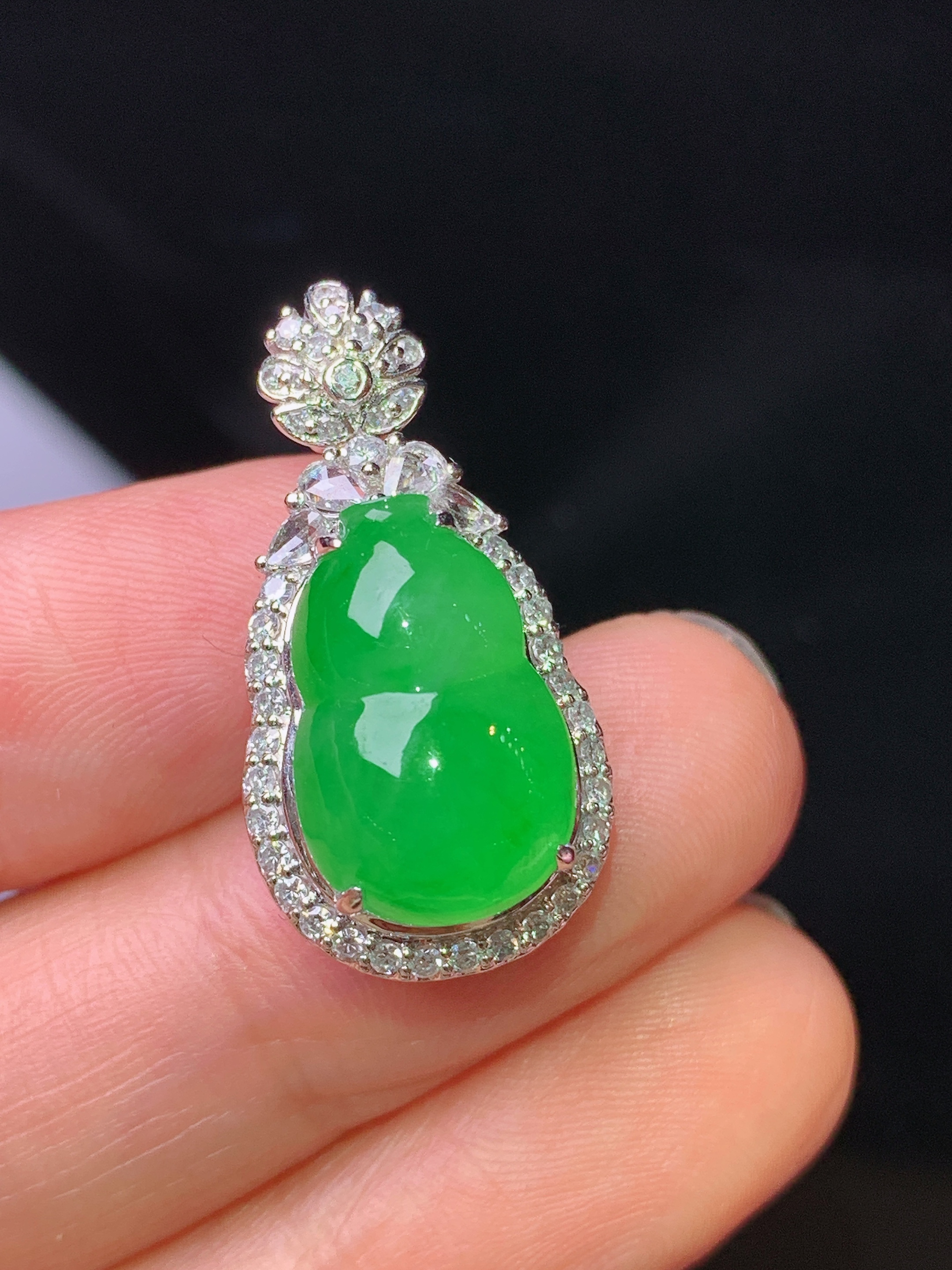 18k金钻镶嵌满绿葫芦吊坠 玉质细腻 色泽艳丽清新 水润亮眼 整体尺寸26.2*13.3*11.5h