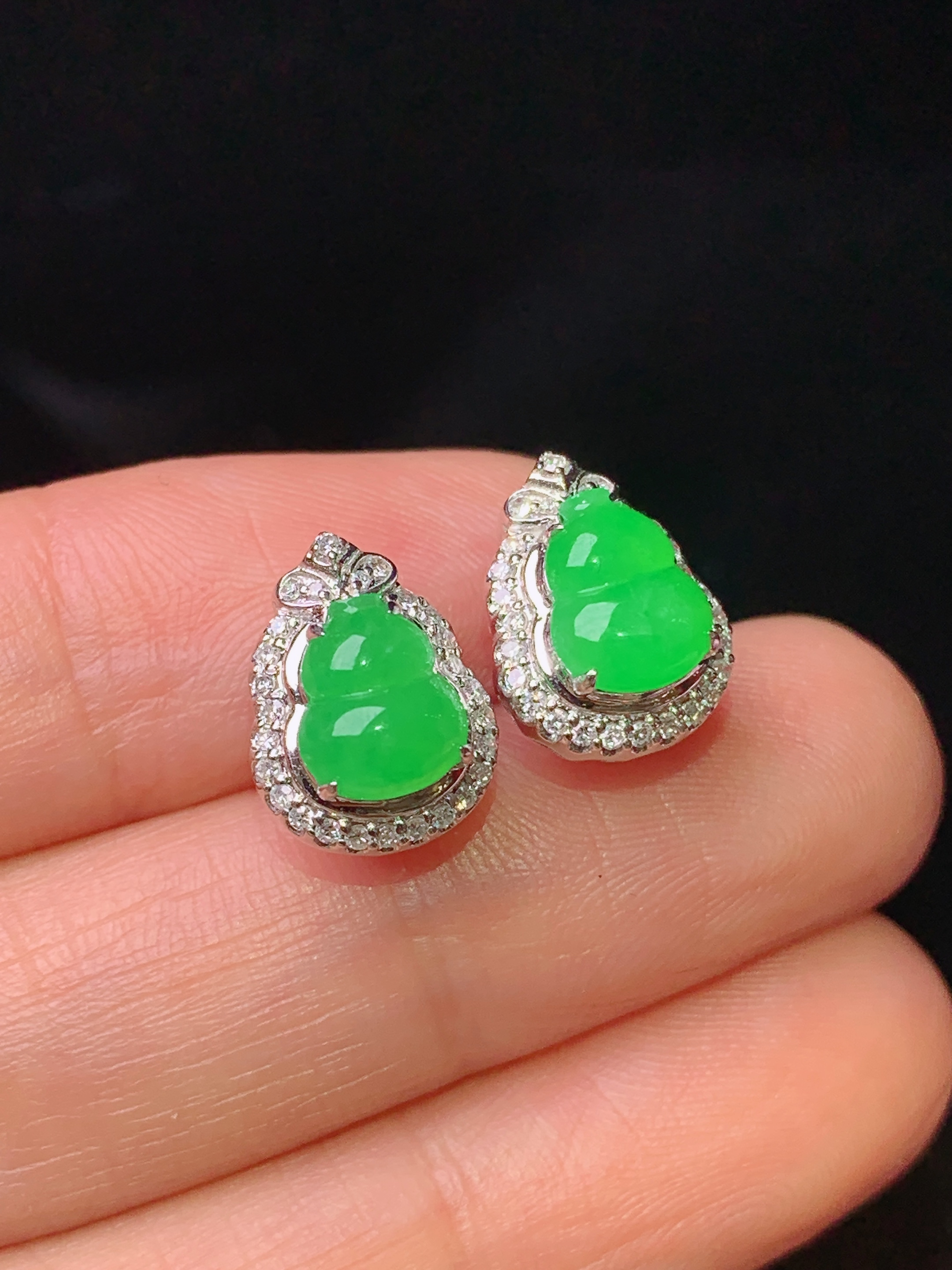 18k金钻镶嵌翠绿葫芦耳钉 玉质细腻 色泽艳丽清新 水润亮眼 整体尺寸12*9.2*6.5h1