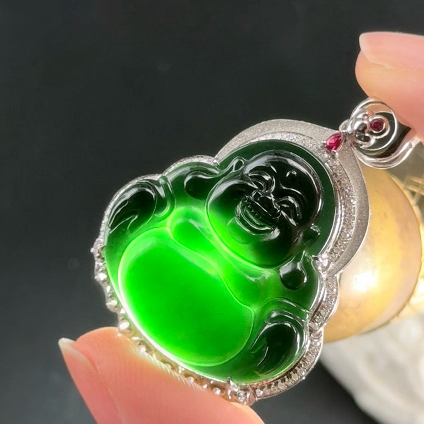 精品18k墨翠大肚佛 种好色正 黑度极好 打灯通透 油性十足  尺寸39.4