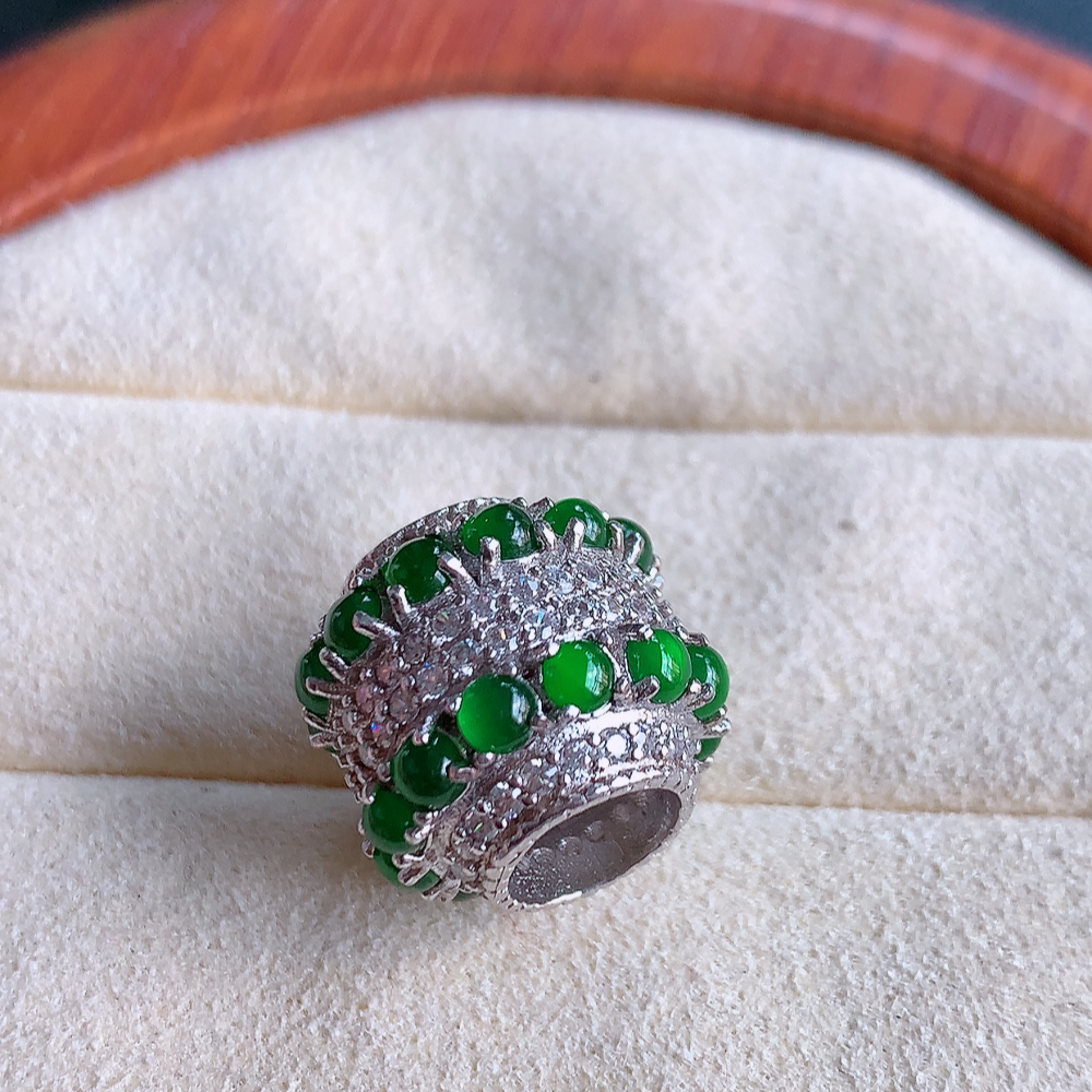 冰润满绿路路通翡翠吊坠  款式新颖时尚，日常百搭的款。满满的份量感，清秀高雅，上身效果优雅迷人！性价比超值  W815.15  整体尺寸：15-13.8mm   裸石尺寸：2.5mm