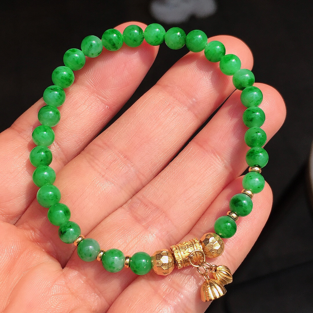 阳绿珠子手串，色泽均匀艳丽，玉质细腻，荧光感超
强，饱满圆润，尽显优雅气质，18k
金豪华镶嵌