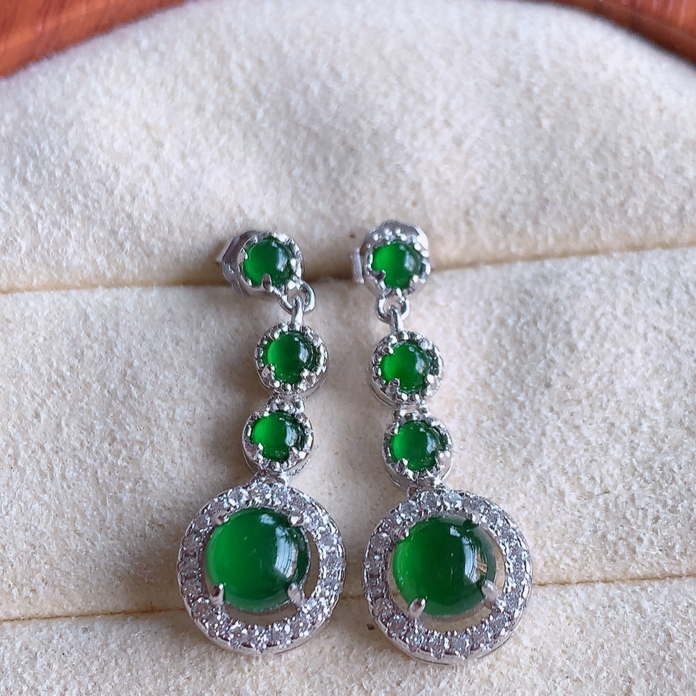 冰润满绿翡翠925银镶嵌耳钉，自然光实拍，翠色灵动，颜色漂亮，种老水足，品相佳，佩戴佳品！W815.