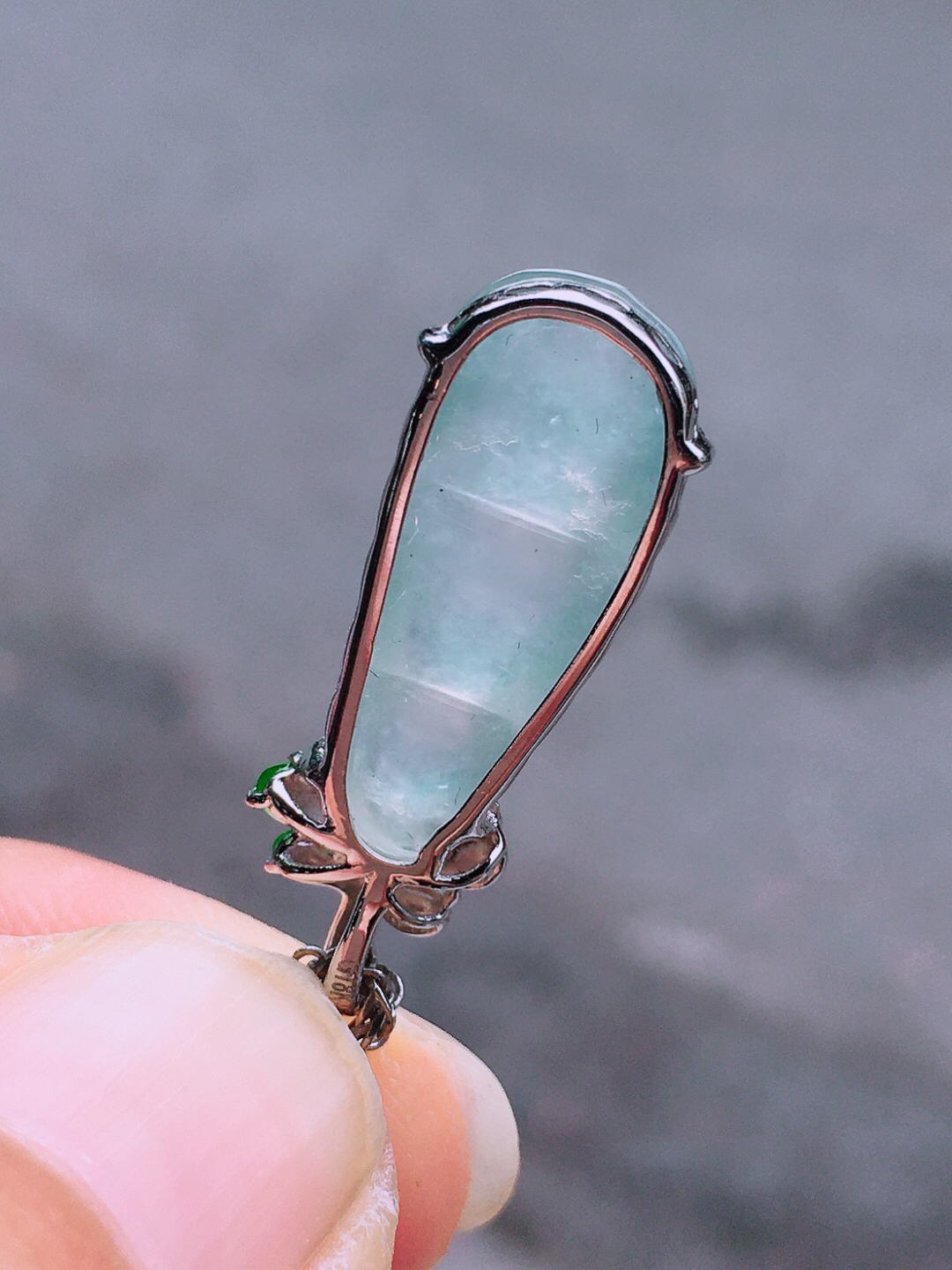 冰种福豆吊坠，玉质细腻，荧光感超
强，饱满圆润，尽显优雅气质，18k
金豪华镶嵌