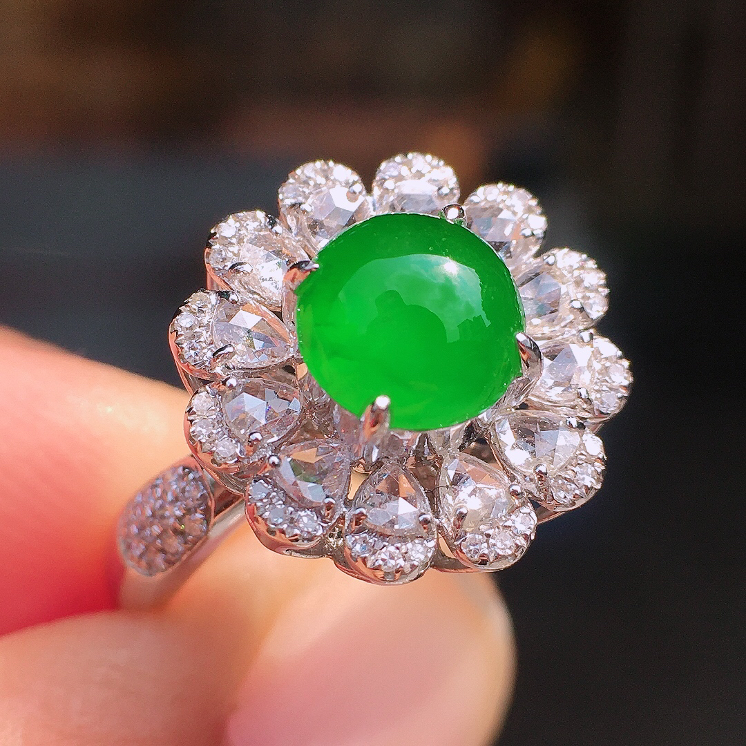 阳绿蛋面戒指，色泽均匀艳丽，玉质细腻，荧光感超
强，饱满圆润，尽显优雅气质，18k
金豪华镶嵌